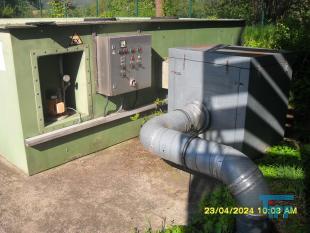 Filtration, Filtern:
(filtration) Filtern ist ein mechanisches Trennverfahren, um eine Suspension in seine Bestandteile Feststoff und Flssigkeit zu trennen. Als Filtermaterial wird z.B. Quarzsand verwendet. Besondere Bedeutung kommt der Aktivkohle zu. 

Je nach Fliegeschwindigkeit des Wassers im Filter wird zwischen

    * Langsamfiltern (meist 0,1 bis 0,2 m/h) und 
    * Schnellfiltern (z. B. 15 m/h)

unterschieden.

Aufgrund ihres groen Flchenbedarfs werden Langsamfilter seltener gebaut. Schnellfilter gibt es mit offenen Becken oder mit geschlossenen Kesseln. Bei der Reinigung werden sie mit Wasser und/oder Luft rckgesplt. Um die Raumwirkung zu vergrern und die Laufzeit zwischen zwei Splungen zu verlngern, werden Schnellfilter hufig als Mehrschichtfilter ausgefhrt. 

Beim Zweischichtfilter beispielsweise besteht die obere Schicht aus einem leichteren Material grberer Krnung (z. B. Filterkohle, Blhton, Blhschiefer oder Bims) und die untere Schicht aus einem schwereren Material feinerer Krnung (in der Regel Quarzsand).

Filtrationsverfahren werden u.a. eingesetzt, um hohen Anforderungen an die Feststofffreiheit im Abwasser gerecht zu werden. Dabei erfolgt die Trennung von Partikel und Flssigkeit durch eine Druckdifferenz zwischen den beiden Seiten des Filters, welche den Wassertransport durch den Filter ermglicht. Whrend des Filtervorganges werden die Feststoffe im Filter verdichtet und verringern somit das Porenvolumen, wodurch sich sowohl der Filterwiderstand als auch die Filtratqualitt verndern. Sobald der zulssige Filterwiderstand erreicht ist, muss der Filter rckgesplt und von den Feststoffen befreit werden.

Gelste Verbindungen knnen dagegen in herkmmlichen Filtern nicht abgetrennt werden. Eine Ausnahme bildet allerdings die Biofiltration, wobei der Filter gleichermaen als Nhrstoff fr Bakterien dient und somit eine Mglichkeit des aeroben Abbaus bereits gelster organischer Verbindungen darstellt. 
Quelle: www.wasser-wissen.de
Filterhilfsmittel, Filtrationshilfsmittel:
Filterhilfsmittel werden einem Filtrationsprozess hinzugegeben, um die Filtration zu ermglichen, erleichtern bzw. zu beschleunigen. 

Sie haben bei der Filtration die Aufgabe, 

    * Suspensionen mit nur wenig Feststoffanteil die Bildung eines Filterkuchens zu ermglichen oder 
    * bei schleimigen Feststoffen den sich sonst daraus bildenden zu dichten und schwer durchlssigen Filterkuchen aufzulockern. 

Filterhilfsmittel werden entweder der zu filtrierenden Suspension unmittelbar zugesetzt oder vor der Filtration als Hilfsschicht auf dem Filter gebildet. Die gebruchlichsten Filterhilfsmittel sind Zellulose, Kieselgel, Kieselgur, Holzkohle u. Holzmehl. Sie wirken alle physikalisch-mechanisch und verndern nicht die chemische Zusammensetzung der Flssigkeit zumal sie weitestgehend unlslich sind

Bei schwierigen Klrfiltrationen werden auch dem Filtrationsprozess von Abwssern Hilfsmittel zugegeben. Vor allem bei Abwssern wird versucht, sehr feine Teilchen durch Zugabe von Flockungshilfsmittel zu agglomerieren, worauf sich diese dann leichter abtrennen lassen. Da diese den Filterprozess erleichtern knnen, werden sie in manchen Fllen flschlicherweise auch als Filterhilfsmittel bezeichnet.
Quelle: www.wassert-wissen.de