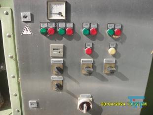 Filtration, Filtern:
(filtration) Filtern ist ein mechanisches Trennverfahren, um eine Suspension in seine Bestandteile Feststoff und Flssigkeit zu trennen. Als Filtermaterial wird z.B. Quarzsand verwendet. Besondere Bedeutung kommt der Aktivkohle zu. 

Je nach Fliegeschwindigkeit des Wassers im Filter wird zwischen

    * Langsamfiltern (meist 0,1 bis 0,2 m/h) und 
    * Schnellfiltern (z. B. 15 m/h)

unterschieden.

Aufgrund ihres groen Flchenbedarfs werden Langsamfilter seltener gebaut. Schnellfilter gibt es mit offenen Becken oder mit geschlossenen Kesseln. Bei der Reinigung werden sie mit Wasser und/oder Luft rckgesplt. Um die Raumwirkung zu vergrern und die Laufzeit zwischen zwei Splungen zu verlngern, werden Schnellfilter hufig als Mehrschichtfilter ausgefhrt. 

Beim Zweischichtfilter beispielsweise besteht die obere Schicht aus einem leichteren Material grberer Krnung (z. B. Filterkohle, Blhton, Blhschiefer oder Bims) und die untere Schicht aus einem schwereren Material feinerer Krnung (in der Regel Quarzsand).

Filtrationsverfahren werden u.a. eingesetzt, um hohen Anforderungen an die Feststofffreiheit im Abwasser gerecht zu werden. Dabei erfolgt die Trennung von Partikel und Flssigkeit durch eine Druckdifferenz zwischen den beiden Seiten des Filters, welche den Wassertransport durch den Filter ermglicht. Whrend des Filtervorganges werden die Feststoffe im Filter verdichtet und verringern somit das Porenvolumen, wodurch sich sowohl der Filterwiderstand als auch die Filtratqualitt verndern. Sobald der zulssige Filterwiderstand erreicht ist, muss der Filter rckgesplt und von den Feststoffen befreit werden.

Gelste Verbindungen knnen dagegen in herkmmlichen Filtern nicht abgetrennt werden. Eine Ausnahme bildet allerdings die Biofiltration, wobei der Filter gleichermaen als Nhrstoff fr Bakterien dient und somit eine Mglichkeit des aeroben Abbaus bereits gelster organischer Verbindungen darstellt. 
Quelle: www.wasser-wissen.de
Filterhilfsmittel, Filtrationshilfsmittel:
Filterhilfsmittel werden einem Filtrationsprozess hinzugegeben, um die Filtration zu ermglichen, erleichtern bzw. zu beschleunigen. 

Sie haben bei der Filtration die Aufgabe, 

    * Suspensionen mit nur wenig Feststoffanteil die Bildung eines Filterkuchens zu ermglichen oder 
    * bei schleimigen Feststoffen den sich sonst daraus bildenden zu dichten und schwer durchlssigen Filterkuchen aufzulockern. 

Filterhilfsmittel werden entweder der zu filtrierenden Suspension unmittelbar zugesetzt oder vor der Filtration als Hilfsschicht auf dem Filter gebildet. Die gebruchlichsten Filterhilfsmittel sind Zellulose, Kieselgel, Kieselgur, Holzkohle u. Holzmehl. Sie wirken alle physikalisch-mechanisch und verndern nicht die chemische Zusammensetzung der Flssigkeit zumal sie weitestgehend unlslich sind

Bei schwierigen Klrfiltrationen werden auch dem Filtrationsprozess von Abwssern Hilfsmittel zugegeben. Vor allem bei Abwssern wird versucht, sehr feine Teilchen durch Zugabe von Flockungshilfsmittel zu agglomerieren, worauf sich diese dann leichter abtrennen lassen. Da diese den Filterprozess erleichtern knnen, werden sie in manchen Fllen flschlicherweise auch als Filterhilfsmittel bezeichnet.
Quelle: www.wassert-wissen.de