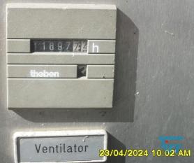 Filtration, Filtern:
(filtration) Filtern ist ein mechanisches Trennverfahren, um eine Suspension in seine Bestandteile Feststoff und Flssigkeit zu trennen. Als Filtermaterial wird z.B. Quarzsand verwendet. Besondere Bedeutung kommt der Aktivkohle zu. 

Je nach Fliegeschwindigkeit des Wassers im Filter wird zwischen

    * Langsamfiltern (meist 0,1 bis 0,2 m/h) und 
    * Schnellfiltern (z. B. 15 m/h)

unterschieden.

Aufgrund ihres groen Flchenbedarfs werden Langsamfilter seltener gebaut. Schnellfilter gibt es mit offenen Becken oder mit geschlossenen Kesseln. Bei der Reinigung werden sie mit Wasser und/oder Luft rckgesplt. Um die Raumwirkung zu vergrern und die Laufzeit zwischen zwei Splungen zu verlngern, werden Schnellfilter hufig als Mehrschichtfilter ausgefhrt. 

Beim Zweischichtfilter beispielsweise besteht die obere Schicht aus einem leichteren Material grberer Krnung (z. B. Filterkohle, Blhton, Blhschiefer oder Bims) und die untere Schicht aus einem schwereren Material feinerer Krnung (in der Regel Quarzsand).

Filtrationsverfahren werden u.a. eingesetzt, um hohen Anforderungen an die Feststofffreiheit im Abwasser gerecht zu werden. Dabei erfolgt die Trennung von Partikel und Flssigkeit durch eine Druckdifferenz zwischen den beiden Seiten des Filters, welche den Wassertransport durch den Filter ermglicht. Whrend des Filtervorganges werden die Feststoffe im Filter verdichtet und verringern somit das Porenvolumen, wodurch sich sowohl der Filterwiderstand als auch die Filtratqualitt verndern. Sobald der zulssige Filterwiderstand erreicht ist, muss der Filter rckgesplt und von den Feststoffen befreit werden.

Gelste Verbindungen knnen dagegen in herkmmlichen Filtern nicht abgetrennt werden. Eine Ausnahme bildet allerdings die Biofiltration, wobei der Filter gleichermaen als Nhrstoff fr Bakterien dient und somit eine Mglichkeit des aeroben Abbaus bereits gelster organischer Verbindungen darstellt. 
Quelle: www.wasser-wissen.de
Filterhilfsmittel, Filtrationshilfsmittel:
Filterhilfsmittel werden einem Filtrationsprozess hinzugegeben, um die Filtration zu ermglichen, erleichtern bzw. zu beschleunigen. 

Sie haben bei der Filtration die Aufgabe, 

    * Suspensionen mit nur wenig Feststoffanteil die Bildung eines Filterkuchens zu ermglichen oder 
    * bei schleimigen Feststoffen den sich sonst daraus bildenden zu dichten und schwer durchlssigen Filterkuchen aufzulockern. 

Filterhilfsmittel werden entweder der zu filtrierenden Suspension unmittelbar zugesetzt oder vor der Filtration als Hilfsschicht auf dem Filter gebildet. Die gebruchlichsten Filterhilfsmittel sind Zellulose, Kieselgel, Kieselgur, Holzkohle u. Holzmehl. Sie wirken alle physikalisch-mechanisch und verndern nicht die chemische Zusammensetzung der Flssigkeit zumal sie weitestgehend unlslich sind

Bei schwierigen Klrfiltrationen werden auch dem Filtrationsprozess von Abwssern Hilfsmittel zugegeben. Vor allem bei Abwssern wird versucht, sehr feine Teilchen durch Zugabe von Flockungshilfsmittel zu agglomerieren, worauf sich diese dann leichter abtrennen lassen. Da diese den Filterprozess erleichtern knnen, werden sie in manchen Fllen flschlicherweise auch als Filterhilfsmittel bezeichnet.
Quelle: www.wassert-wissen.de