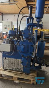 Kolbenpumpe:
Eine Kolbenpumpe ist eine Pumpe zur Frderung von Flssigkeiten oder Gasen, wobei Gase dabei auch verdichtet werden. Dabei wird mit einem Kolben, der in einem Zylinder luft, im ersten Takt das zu frdernde Medium durch ein Einlassventil angesaugt. Anschlieend wird es durch das Auslassventil ausgestoen. Dieses Prinzip wird auch als Verdrngerpumpe bezeichnet.

Mit Kolbenpumpen knnen beim Frdern von Flssigkeiten hohe Drcke erreicht werden. Zudem ist das gefrderte Flssigkeitsvolumen genau bestimmbar (Dosierpumpe). Der Antrieb kann von Hand (z. B. handbetriebene Schwengelpumpe), Elektromagneten oder durch Motoren erfolgen.

Die Bedeutung des Einsatzes der Kolbenpumpen hat sich seit dem 19. Jahrhundert verschoben. Mit der Einfhrung der Kreiselpumpe ging der Einsatz der Kolbenpumpe bei der Frderung groer Volumen oder verschmutzter Flssigkeiten (Trinkwasser, Abwasser) zurck. Heute werden Kolbenpumpen z. B. in Dosierpumpen, handbetriebenen Frderanlagen und zur Herstellung groer Drcke eingesetzt.

Nachteilig an Kolbenpumpen ist die prinzipbedingte Frderstrompulsation, die im angeschlossenen Leitungssystem zu intensiven Druckschwingungen (Druckpulsationen) oder mechanischen Schwingungen fhren kann. Bei greren Frderstrmen werden daher mehrere  versetzt arbeitende  Zylinder vorgesehen. Alternativ knnen gas- oder flssigkeitsgefllte Pulsationsdmpfer eingesetzt werden.
Die Inline-Pumpe, eine Doppelkolbenpumpe, ist eine Sonderform der Kolbenpumpe, bei der zwei Kolben in einer Hlse das Pumpenspiel erledigen. Der von einem Aktor angetriebene Druckkolben (1), frdert das durch den Einlass (3) in die Pumpe eingedrungene Medium in einer Vorwrtsbewegung mittels Gegendruck des Steuerkolbens (2) ber den Auslass (4). Die Mengensteuerung wird mit der Verstellhlse (5) vorgenommen. Der Maximalhub wird durch den Abstand Einlass - Auslass gegeben. Die Einstellung kann kontinuierlich oder abgestuft erfolgen.

Eine weitere Variante ist die Schwingkolbenpumpe die auch als Variation einer Freikolbenmaschine mglich ist.

Eine Fahrradpumpe ist ebenfalls eine Kolbenpumpe. Der Kolben dichtet nur bei der Auslassbewegung den Zylinder ab und bernimmt so die Aufgabe des Einlassventils. Das Auslassventil ist nicht in der Pumpe integriert. Mit einer Fahrradpumpe lsst sich deshalb kein Luftballon aufpumpen. Als Auslassventil fungiert das Ventil des Fahrradschlauchs.

Die Axialkolbenpumpe und die Radialkolbenpumpe sind weitere Bauformen von Kolbenpumpen. Bei diesen beiden o. g. Bauformen werden Flssigkeiten, vor allem Mineralle und Sonderflssigkeiten (z.B. HFA, HFC, HFD, Bohremulsion) gefrdert. Das Einsatzgebiet derartiger Hydraulikpumpen ist breit gefchert: von Werkzeugmaschinen, hydraulischen Fahrantrieben (z.B. Bau- und Landwirtschaftsmaschinen) und Prfstnden bis hin zu Windkraftanlagen. Quelle: www.wikipedia.org