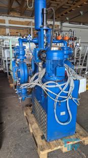 Kolbenpumpe:
Eine Kolbenpumpe ist eine Pumpe zur Frderung von Flssigkeiten oder Gasen, wobei Gase dabei auch verdichtet werden. Dabei wird mit einem Kolben, der in einem Zylinder luft, im ersten Takt das zu frdernde Medium durch ein Einlassventil angesaugt. Anschlieend wird es durch das Auslassventil ausgestoen. Dieses Prinzip wird auch als Verdrngerpumpe bezeichnet.

Mit Kolbenpumpen knnen beim Frdern von Flssigkeiten hohe Drcke erreicht werden. Zudem ist das gefrderte Flssigkeitsvolumen genau bestimmbar (Dosierpumpe). Der Antrieb kann von Hand (z. B. handbetriebene Schwengelpumpe), Elektromagneten oder durch Motoren erfolgen.

Die Bedeutung des Einsatzes der Kolbenpumpen hat sich seit dem 19. Jahrhundert verschoben. Mit der Einfhrung der Kreiselpumpe ging der Einsatz der Kolbenpumpe bei der Frderung groer Volumen oder verschmutzter Flssigkeiten (Trinkwasser, Abwasser) zurck. Heute werden Kolbenpumpen z. B. in Dosierpumpen, handbetriebenen Frderanlagen und zur Herstellung groer Drcke eingesetzt.

Nachteilig an Kolbenpumpen ist die prinzipbedingte Frderstrompulsation, die im angeschlossenen Leitungssystem zu intensiven Druckschwingungen (Druckpulsationen) oder mechanischen Schwingungen fhren kann. Bei greren Frderstrmen werden daher mehrere  versetzt arbeitende  Zylinder vorgesehen. Alternativ knnen gas- oder flssigkeitsgefllte Pulsationsdmpfer eingesetzt werden.
Die Inline-Pumpe, eine Doppelkolbenpumpe, ist eine Sonderform der Kolbenpumpe, bei der zwei Kolben in einer Hlse das Pumpenspiel erledigen. Der von einem Aktor angetriebene Druckkolben (1), frdert das durch den Einlass (3) in die Pumpe eingedrungene Medium in einer Vorwrtsbewegung mittels Gegendruck des Steuerkolbens (2) ber den Auslass (4). Die Mengensteuerung wird mit der Verstellhlse (5) vorgenommen. Der Maximalhub wird durch den Abstand Einlass - Auslass gegeben. Die Einstellung kann kontinuierlich oder abgestuft erfolgen.

Eine weitere Variante ist die Schwingkolbenpumpe die auch als Variation einer Freikolbenmaschine mglich ist.

Eine Fahrradpumpe ist ebenfalls eine Kolbenpumpe. Der Kolben dichtet nur bei der Auslassbewegung den Zylinder ab und bernimmt so die Aufgabe des Einlassventils. Das Auslassventil ist nicht in der Pumpe integriert. Mit einer Fahrradpumpe lsst sich deshalb kein Luftballon aufpumpen. Als Auslassventil fungiert das Ventil des Fahrradschlauchs.

Die Axialkolbenpumpe und die Radialkolbenpumpe sind weitere Bauformen von Kolbenpumpen. Bei diesen beiden o. g. Bauformen werden Flssigkeiten, vor allem Mineralle und Sonderflssigkeiten (z.B. HFA, HFC, HFD, Bohremulsion) gefrdert. Das Einsatzgebiet derartiger Hydraulikpumpen ist breit gefchert: von Werkzeugmaschinen, hydraulischen Fahrantrieben (z.B. Bau- und Landwirtschaftsmaschinen) und Prfstnden bis hin zu Windkraftanlagen. Quelle: www.wikipedia.org