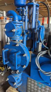 Kolbenpumpe:
Eine Kolbenpumpe ist eine Pumpe zur Frderung von Flssigkeiten oder Gasen, wobei Gase dabei auch verdichtet werden. Dabei wird mit einem Kolben, der in einem Zylinder luft, im ersten Takt das zu frdernde Medium durch ein Einlassventil angesaugt. Anschlieend wird es durch das Auslassventil ausgestoen. Dieses Prinzip wird auch als Verdrngerpumpe bezeichnet.

Mit Kolbenpumpen knnen beim Frdern von Flssigkeiten hohe Drcke erreicht werden. Zudem ist das gefrderte Flssigkeitsvolumen genau bestimmbar (Dosierpumpe). Der Antrieb kann von Hand (z. B. handbetriebene Schwengelpumpe), Elektromagneten oder durch Motoren erfolgen.

Die Bedeutung des Einsatzes der Kolbenpumpen hat sich seit dem 19. Jahrhundert verschoben. Mit der Einfhrung der Kreiselpumpe ging der Einsatz der Kolbenpumpe bei der Frderung groer Volumen oder verschmutzter Flssigkeiten (Trinkwasser, Abwasser) zurck. Heute werden Kolbenpumpen z. B. in Dosierpumpen, handbetriebenen Frderanlagen und zur Herstellung groer Drcke eingesetzt.

Nachteilig an Kolbenpumpen ist die prinzipbedingte Frderstrompulsation, die im angeschlossenen Leitungssystem zu intensiven Druckschwingungen (Druckpulsationen) oder mechanischen Schwingungen fhren kann. Bei greren Frderstrmen werden daher mehrere  versetzt arbeitende  Zylinder vorgesehen. Alternativ knnen gas- oder flssigkeitsgefllte Pulsationsdmpfer eingesetzt werden.
Die Inline-Pumpe, eine Doppelkolbenpumpe, ist eine Sonderform der Kolbenpumpe, bei der zwei Kolben in einer Hlse das Pumpenspiel erledigen. Der von einem Aktor angetriebene Druckkolben (1), frdert das durch den Einlass (3) in die Pumpe eingedrungene Medium in einer Vorwrtsbewegung mittels Gegendruck des Steuerkolbens (2) ber den Auslass (4). Die Mengensteuerung wird mit der Verstellhlse (5) vorgenommen. Der Maximalhub wird durch den Abstand Einlass - Auslass gegeben. Die Einstellung kann kontinuierlich oder abgestuft erfolgen.

Eine weitere Variante ist die Schwingkolbenpumpe die auch als Variation einer Freikolbenmaschine mglich ist.

Eine Fahrradpumpe ist ebenfalls eine Kolbenpumpe. Der Kolben dichtet nur bei der Auslassbewegung den Zylinder ab und bernimmt so die Aufgabe des Einlassventils. Das Auslassventil ist nicht in der Pumpe integriert. Mit einer Fahrradpumpe lsst sich deshalb kein Luftballon aufpumpen. Als Auslassventil fungiert das Ventil des Fahrradschlauchs.

Die Axialkolbenpumpe und die Radialkolbenpumpe sind weitere Bauformen von Kolbenpumpen. Bei diesen beiden o. g. Bauformen werden Flssigkeiten, vor allem Mineralle und Sonderflssigkeiten (z.B. HFA, HFC, HFD, Bohremulsion) gefrdert. Das Einsatzgebiet derartiger Hydraulikpumpen ist breit gefchert: von Werkzeugmaschinen, hydraulischen Fahrantrieben (z.B. Bau- und Landwirtschaftsmaschinen) und Prfstnden bis hin zu Windkraftanlagen. Quelle: www.wikipedia.org