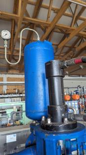 Kolbenpumpe:
Eine Kolbenpumpe ist eine Pumpe zur Frderung von Flssigkeiten oder Gasen, wobei Gase dabei auch verdichtet werden. Dabei wird mit einem Kolben, der in einem Zylinder luft, im ersten Takt das zu frdernde Medium durch ein Einlassventil angesaugt. Anschlieend wird es durch das Auslassventil ausgestoen. Dieses Prinzip wird auch als Verdrngerpumpe bezeichnet.

Mit Kolbenpumpen knnen beim Frdern von Flssigkeiten hohe Drcke erreicht werden. Zudem ist das gefrderte Flssigkeitsvolumen genau bestimmbar (Dosierpumpe). Der Antrieb kann von Hand (z. B. handbetriebene Schwengelpumpe), Elektromagneten oder durch Motoren erfolgen.

Die Bedeutung des Einsatzes der Kolbenpumpen hat sich seit dem 19. Jahrhundert verschoben. Mit der Einfhrung der Kreiselpumpe ging der Einsatz der Kolbenpumpe bei der Frderung groer Volumen oder verschmutzter Flssigkeiten (Trinkwasser, Abwasser) zurck. Heute werden Kolbenpumpen z. B. in Dosierpumpen, handbetriebenen Frderanlagen und zur Herstellung groer Drcke eingesetzt.

Nachteilig an Kolbenpumpen ist die prinzipbedingte Frderstrompulsation, die im angeschlossenen Leitungssystem zu intensiven Druckschwingungen (Druckpulsationen) oder mechanischen Schwingungen fhren kann. Bei greren Frderstrmen werden daher mehrere  versetzt arbeitende  Zylinder vorgesehen. Alternativ knnen gas- oder flssigkeitsgefllte Pulsationsdmpfer eingesetzt werden.
Die Inline-Pumpe, eine Doppelkolbenpumpe, ist eine Sonderform der Kolbenpumpe, bei der zwei Kolben in einer Hlse das Pumpenspiel erledigen. Der von einem Aktor angetriebene Druckkolben (1), frdert das durch den Einlass (3) in die Pumpe eingedrungene Medium in einer Vorwrtsbewegung mittels Gegendruck des Steuerkolbens (2) ber den Auslass (4). Die Mengensteuerung wird mit der Verstellhlse (5) vorgenommen. Der Maximalhub wird durch den Abstand Einlass - Auslass gegeben. Die Einstellung kann kontinuierlich oder abgestuft erfolgen.

Eine weitere Variante ist die Schwingkolbenpumpe die auch als Variation einer Freikolbenmaschine mglich ist.

Eine Fahrradpumpe ist ebenfalls eine Kolbenpumpe. Der Kolben dichtet nur bei der Auslassbewegung den Zylinder ab und bernimmt so die Aufgabe des Einlassventils. Das Auslassventil ist nicht in der Pumpe integriert. Mit einer Fahrradpumpe lsst sich deshalb kein Luftballon aufpumpen. Als Auslassventil fungiert das Ventil des Fahrradschlauchs.

Die Axialkolbenpumpe und die Radialkolbenpumpe sind weitere Bauformen von Kolbenpumpen. Bei diesen beiden o. g. Bauformen werden Flssigkeiten, vor allem Mineralle und Sonderflssigkeiten (z.B. HFA, HFC, HFD, Bohremulsion) gefrdert. Das Einsatzgebiet derartiger Hydraulikpumpen ist breit gefchert: von Werkzeugmaschinen, hydraulischen Fahrantrieben (z.B. Bau- und Landwirtschaftsmaschinen) und Prfstnden bis hin zu Windkraftanlagen. Quelle: www.wikipedia.org