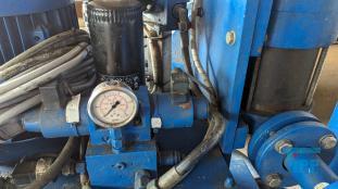 Kolbenpumpe:
Eine Kolbenpumpe ist eine Pumpe zur Frderung von Flssigkeiten oder Gasen, wobei Gase dabei auch verdichtet werden. Dabei wird mit einem Kolben, der in einem Zylinder luft, im ersten Takt das zu frdernde Medium durch ein Einlassventil angesaugt. Anschlieend wird es durch das Auslassventil ausgestoen. Dieses Prinzip wird auch als Verdrngerpumpe bezeichnet.

Mit Kolbenpumpen knnen beim Frdern von Flssigkeiten hohe Drcke erreicht werden. Zudem ist das gefrderte Flssigkeitsvolumen genau bestimmbar (Dosierpumpe). Der Antrieb kann von Hand (z. B. handbetriebene Schwengelpumpe), Elektromagneten oder durch Motoren erfolgen.

Die Bedeutung des Einsatzes der Kolbenpumpen hat sich seit dem 19. Jahrhundert verschoben. Mit der Einfhrung der Kreiselpumpe ging der Einsatz der Kolbenpumpe bei der Frderung groer Volumen oder verschmutzter Flssigkeiten (Trinkwasser, Abwasser) zurck. Heute werden Kolbenpumpen z. B. in Dosierpumpen, handbetriebenen Frderanlagen und zur Herstellung groer Drcke eingesetzt.

Nachteilig an Kolbenpumpen ist die prinzipbedingte Frderstrompulsation, die im angeschlossenen Leitungssystem zu intensiven Druckschwingungen (Druckpulsationen) oder mechanischen Schwingungen fhren kann. Bei greren Frderstrmen werden daher mehrere  versetzt arbeitende  Zylinder vorgesehen. Alternativ knnen gas- oder flssigkeitsgefllte Pulsationsdmpfer eingesetzt werden.
Die Inline-Pumpe, eine Doppelkolbenpumpe, ist eine Sonderform der Kolbenpumpe, bei der zwei Kolben in einer Hlse das Pumpenspiel erledigen. Der von einem Aktor angetriebene Druckkolben (1), frdert das durch den Einlass (3) in die Pumpe eingedrungene Medium in einer Vorwrtsbewegung mittels Gegendruck des Steuerkolbens (2) ber den Auslass (4). Die Mengensteuerung wird mit der Verstellhlse (5) vorgenommen. Der Maximalhub wird durch den Abstand Einlass - Auslass gegeben. Die Einstellung kann kontinuierlich oder abgestuft erfolgen.

Eine weitere Variante ist die Schwingkolbenpumpe die auch als Variation einer Freikolbenmaschine mglich ist.

Eine Fahrradpumpe ist ebenfalls eine Kolbenpumpe. Der Kolben dichtet nur bei der Auslassbewegung den Zylinder ab und bernimmt so die Aufgabe des Einlassventils. Das Auslassventil ist nicht in der Pumpe integriert. Mit einer Fahrradpumpe lsst sich deshalb kein Luftballon aufpumpen. Als Auslassventil fungiert das Ventil des Fahrradschlauchs.

Die Axialkolbenpumpe und die Radialkolbenpumpe sind weitere Bauformen von Kolbenpumpen. Bei diesen beiden o. g. Bauformen werden Flssigkeiten, vor allem Mineralle und Sonderflssigkeiten (z.B. HFA, HFC, HFD, Bohremulsion) gefrdert. Das Einsatzgebiet derartiger Hydraulikpumpen ist breit gefchert: von Werkzeugmaschinen, hydraulischen Fahrantrieben (z.B. Bau- und Landwirtschaftsmaschinen) und Prfstnden bis hin zu Windkraftanlagen. Quelle: www.wikipedia.org