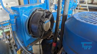 Kolbenpumpe:
Eine Kolbenpumpe ist eine Pumpe zur Frderung von Flssigkeiten oder Gasen, wobei Gase dabei auch verdichtet werden. Dabei wird mit einem Kolben, der in einem Zylinder luft, im ersten Takt das zu frdernde Medium durch ein Einlassventil angesaugt. Anschlieend wird es durch das Auslassventil ausgestoen. Dieses Prinzip wird auch als Verdrngerpumpe bezeichnet.

Mit Kolbenpumpen knnen beim Frdern von Flssigkeiten hohe Drcke erreicht werden. Zudem ist das gefrderte Flssigkeitsvolumen genau bestimmbar (Dosierpumpe). Der Antrieb kann von Hand (z. B. handbetriebene Schwengelpumpe), Elektromagneten oder durch Motoren erfolgen.

Die Bedeutung des Einsatzes der Kolbenpumpen hat sich seit dem 19. Jahrhundert verschoben. Mit der Einfhrung der Kreiselpumpe ging der Einsatz der Kolbenpumpe bei der Frderung groer Volumen oder verschmutzter Flssigkeiten (Trinkwasser, Abwasser) zurck. Heute werden Kolbenpumpen z. B. in Dosierpumpen, handbetriebenen Frderanlagen und zur Herstellung groer Drcke eingesetzt.

Nachteilig an Kolbenpumpen ist die prinzipbedingte Frderstrompulsation, die im angeschlossenen Leitungssystem zu intensiven Druckschwingungen (Druckpulsationen) oder mechanischen Schwingungen fhren kann. Bei greren Frderstrmen werden daher mehrere  versetzt arbeitende  Zylinder vorgesehen. Alternativ knnen gas- oder flssigkeitsgefllte Pulsationsdmpfer eingesetzt werden.
Die Inline-Pumpe, eine Doppelkolbenpumpe, ist eine Sonderform der Kolbenpumpe, bei der zwei Kolben in einer Hlse das Pumpenspiel erledigen. Der von einem Aktor angetriebene Druckkolben (1), frdert das durch den Einlass (3) in die Pumpe eingedrungene Medium in einer Vorwrtsbewegung mittels Gegendruck des Steuerkolbens (2) ber den Auslass (4). Die Mengensteuerung wird mit der Verstellhlse (5) vorgenommen. Der Maximalhub wird durch den Abstand Einlass - Auslass gegeben. Die Einstellung kann kontinuierlich oder abgestuft erfolgen.

Eine weitere Variante ist die Schwingkolbenpumpe die auch als Variation einer Freikolbenmaschine mglich ist.

Eine Fahrradpumpe ist ebenfalls eine Kolbenpumpe. Der Kolben dichtet nur bei der Auslassbewegung den Zylinder ab und bernimmt so die Aufgabe des Einlassventils. Das Auslassventil ist nicht in der Pumpe integriert. Mit einer Fahrradpumpe lsst sich deshalb kein Luftballon aufpumpen. Als Auslassventil fungiert das Ventil des Fahrradschlauchs.

Die Axialkolbenpumpe und die Radialkolbenpumpe sind weitere Bauformen von Kolbenpumpen. Bei diesen beiden o. g. Bauformen werden Flssigkeiten, vor allem Mineralle und Sonderflssigkeiten (z.B. HFA, HFC, HFD, Bohremulsion) gefrdert. Das Einsatzgebiet derartiger Hydraulikpumpen ist breit gefchert: von Werkzeugmaschinen, hydraulischen Fahrantrieben (z.B. Bau- und Landwirtschaftsmaschinen) und Prfstnden bis hin zu Windkraftanlagen. Quelle: www.wikipedia.org