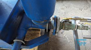 Kolbenpumpe:
Eine Kolbenpumpe ist eine Pumpe zur Frderung von Flssigkeiten oder Gasen, wobei Gase dabei auch verdichtet werden. Dabei wird mit einem Kolben, der in einem Zylinder luft, im ersten Takt das zu frdernde Medium durch ein Einlassventil angesaugt. Anschlieend wird es durch das Auslassventil ausgestoen. Dieses Prinzip wird auch als Verdrngerpumpe bezeichnet.

Mit Kolbenpumpen knnen beim Frdern von Flssigkeiten hohe Drcke erreicht werden. Zudem ist das gefrderte Flssigkeitsvolumen genau bestimmbar (Dosierpumpe). Der Antrieb kann von Hand (z. B. handbetriebene Schwengelpumpe), Elektromagneten oder durch Motoren erfolgen.

Die Bedeutung des Einsatzes der Kolbenpumpen hat sich seit dem 19. Jahrhundert verschoben. Mit der Einfhrung der Kreiselpumpe ging der Einsatz der Kolbenpumpe bei der Frderung groer Volumen oder verschmutzter Flssigkeiten (Trinkwasser, Abwasser) zurck. Heute werden Kolbenpumpen z. B. in Dosierpumpen, handbetriebenen Frderanlagen und zur Herstellung groer Drcke eingesetzt.

Nachteilig an Kolbenpumpen ist die prinzipbedingte Frderstrompulsation, die im angeschlossenen Leitungssystem zu intensiven Druckschwingungen (Druckpulsationen) oder mechanischen Schwingungen fhren kann. Bei greren Frderstrmen werden daher mehrere  versetzt arbeitende  Zylinder vorgesehen. Alternativ knnen gas- oder flssigkeitsgefllte Pulsationsdmpfer eingesetzt werden.
Die Inline-Pumpe, eine Doppelkolbenpumpe, ist eine Sonderform der Kolbenpumpe, bei der zwei Kolben in einer Hlse das Pumpenspiel erledigen. Der von einem Aktor angetriebene Druckkolben (1), frdert das durch den Einlass (3) in die Pumpe eingedrungene Medium in einer Vorwrtsbewegung mittels Gegendruck des Steuerkolbens (2) ber den Auslass (4). Die Mengensteuerung wird mit der Verstellhlse (5) vorgenommen. Der Maximalhub wird durch den Abstand Einlass - Auslass gegeben. Die Einstellung kann kontinuierlich oder abgestuft erfolgen.

Eine weitere Variante ist die Schwingkolbenpumpe die auch als Variation einer Freikolbenmaschine mglich ist.

Eine Fahrradpumpe ist ebenfalls eine Kolbenpumpe. Der Kolben dichtet nur bei der Auslassbewegung den Zylinder ab und bernimmt so die Aufgabe des Einlassventils. Das Auslassventil ist nicht in der Pumpe integriert. Mit einer Fahrradpumpe lsst sich deshalb kein Luftballon aufpumpen. Als Auslassventil fungiert das Ventil des Fahrradschlauchs.

Die Axialkolbenpumpe und die Radialkolbenpumpe sind weitere Bauformen von Kolbenpumpen. Bei diesen beiden o. g. Bauformen werden Flssigkeiten, vor allem Mineralle und Sonderflssigkeiten (z.B. HFA, HFC, HFD, Bohremulsion) gefrdert. Das Einsatzgebiet derartiger Hydraulikpumpen ist breit gefchert: von Werkzeugmaschinen, hydraulischen Fahrantrieben (z.B. Bau- und Landwirtschaftsmaschinen) und Prfstnden bis hin zu Windkraftanlagen. Quelle: www.wikipedia.org