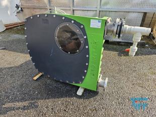 Schlauchpumpe
Eine Schlauchpumpe, auch Schlauchquetschpumpe oder Peristaltikpumpe genannt, ist eine Verdrngerpumpe, bei der das zu frdernde Medium durch einen zumeist U-frmig gefhrten Schlauch geleitet wird. Dieser Schlauch wird auf der Auenseite durch das Gehuse gehalten und von innen durch Rollen oder Gleitschuhe abgeklemmt, die drehend von einem Rotor angetrieben werden. Durch die Bewegung des Rotors wird die Abklemmstelle entlang des Schlauches bewegt und fhrt damit das zu frdernde Medium durch den Schlauch. Durch die Elastizitt des Schlauches entsteht im Schlauch ein Unterdruck, der eine kontinuierliche Frderung des Mediums ermglicht.
Quelle: www.wasser-wissen.de

Schlauchpumpe:
Eine Schlauchpumpe, auch Schlauchquetschpumpe oder Peristaltikpumpe genannt, ist eine Verdrngerpumpe, bei der das zu frdernde Medium durch einen zumeist U-frmig gefhrten Schlauch geleitet wird. Dieser Schlauch sttzt sich auen im Gehuse der Pumpe ab und wird von innen durch Rollen oder Gleitschuhe abgeklemmt, die an einem Rotor drehen. Bei Rotation bewegt sich die Abklemmstelle entlang des Schlauches und treibt damit das Frdermedium voran. Das Erzeugen des Ansaugunterdrucks erfolgt bei einfachen Schlauchpumpen durch die Elastizitt der Schlauchwandung oder durch besondere konstruktive Manahmen durch Aufbau eines Vakuums im Pumpengehuse um den Schlauch.

Vorteile:

    * Gleichmige, relativ stofreie Frderung
    * Schonende Frderung von empfindlichem Frdergut
    * An viele Frdermedien anpassbare Frderschluche verfgbar
    * Vollstndig geschlossenes System mit glatten Flchen
    * Keine Ventile
    * Frderung auch von Medien mit greren Feststoffpartikel mglich
    * Genaue Dosierung sehr kleiner Frdermengen mglich

Nachteile:

    * Relativ kurze Schlauchlebensdauer durch starkes Walken, insbesondere bei einfacher Konstruktion mit dickwandigen Schluchen
    * Gefahr des Durchstechens des Schlauches bei scharfkantigen Feststoffen im Frderstrom
    * Relativ aufwendige Wartung bei greren Pumpentypen
    * zuverlssiges Abdichten des Schlauches gestaltet sich schwierig, hierzu mssen u.U. spezielle Schlauchquerschnitte (Augenform) gewhlt werden.
    * Abrieb des Schlauches kann das Frdergut verunreinigen
Quelle: www.wikipedia.org
