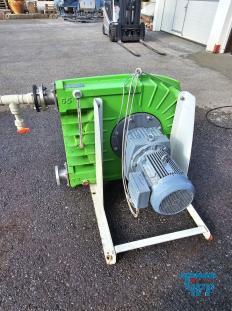 Schlauchpumpe
Eine Schlauchpumpe, auch Schlauchquetschpumpe oder Peristaltikpumpe genannt, ist eine Verdrngerpumpe, bei der das zu frdernde Medium durch einen zumeist U-frmig gefhrten Schlauch geleitet wird. Dieser Schlauch wird auf der Auenseite durch das Gehuse gehalten und von innen durch Rollen oder Gleitschuhe abgeklemmt, die drehend von einem Rotor angetrieben werden. Durch die Bewegung des Rotors wird die Abklemmstelle entlang des Schlauches bewegt und fhrt damit das zu frdernde Medium durch den Schlauch. Durch die Elastizitt des Schlauches entsteht im Schlauch ein Unterdruck, der eine kontinuierliche Frderung des Mediums ermglicht.
Quelle: www.wasser-wissen.de

Schlauchpumpe:
Eine Schlauchpumpe, auch Schlauchquetschpumpe oder Peristaltikpumpe genannt, ist eine Verdrngerpumpe, bei der das zu frdernde Medium durch einen zumeist U-frmig gefhrten Schlauch geleitet wird. Dieser Schlauch sttzt sich auen im Gehuse der Pumpe ab und wird von innen durch Rollen oder Gleitschuhe abgeklemmt, die an einem Rotor drehen. Bei Rotation bewegt sich die Abklemmstelle entlang des Schlauches und treibt damit das Frdermedium voran. Das Erzeugen des Ansaugunterdrucks erfolgt bei einfachen Schlauchpumpen durch die Elastizitt der Schlauchwandung oder durch besondere konstruktive Manahmen durch Aufbau eines Vakuums im Pumpengehuse um den Schlauch.

Vorteile:

    * Gleichmige, relativ stofreie Frderung
    * Schonende Frderung von empfindlichem Frdergut
    * An viele Frdermedien anpassbare Frderschluche verfgbar
    * Vollstndig geschlossenes System mit glatten Flchen
    * Keine Ventile
    * Frderung auch von Medien mit greren Feststoffpartikel mglich
    * Genaue Dosierung sehr kleiner Frdermengen mglich

Nachteile:

    * Relativ kurze Schlauchlebensdauer durch starkes Walken, insbesondere bei einfacher Konstruktion mit dickwandigen Schluchen
    * Gefahr des Durchstechens des Schlauches bei scharfkantigen Feststoffen im Frderstrom
    * Relativ aufwendige Wartung bei greren Pumpentypen
    * zuverlssiges Abdichten des Schlauches gestaltet sich schwierig, hierzu mssen u.U. spezielle Schlauchquerschnitte (Augenform) gewhlt werden.
    * Abrieb des Schlauches kann das Frdergut verunreinigen
Quelle: www.wikipedia.org