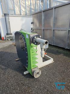 Schlauchpumpe
Eine Schlauchpumpe, auch Schlauchquetschpumpe oder Peristaltikpumpe genannt, ist eine Verdrngerpumpe, bei der das zu frdernde Medium durch einen zumeist U-frmig gefhrten Schlauch geleitet wird. Dieser Schlauch wird auf der Auenseite durch das Gehuse gehalten und von innen durch Rollen oder Gleitschuhe abgeklemmt, die drehend von einem Rotor angetrieben werden. Durch die Bewegung des Rotors wird die Abklemmstelle entlang des Schlauches bewegt und fhrt damit das zu frdernde Medium durch den Schlauch. Durch die Elastizitt des Schlauches entsteht im Schlauch ein Unterdruck, der eine kontinuierliche Frderung des Mediums ermglicht.
Quelle: www.wasser-wissen.de

Schlauchpumpe:
Eine Schlauchpumpe, auch Schlauchquetschpumpe oder Peristaltikpumpe genannt, ist eine Verdrngerpumpe, bei der das zu frdernde Medium durch einen zumeist U-frmig gefhrten Schlauch geleitet wird. Dieser Schlauch sttzt sich auen im Gehuse der Pumpe ab und wird von innen durch Rollen oder Gleitschuhe abgeklemmt, die an einem Rotor drehen. Bei Rotation bewegt sich die Abklemmstelle entlang des Schlauches und treibt damit das Frdermedium voran. Das Erzeugen des Ansaugunterdrucks erfolgt bei einfachen Schlauchpumpen durch die Elastizitt der Schlauchwandung oder durch besondere konstruktive Manahmen durch Aufbau eines Vakuums im Pumpengehuse um den Schlauch.

Vorteile:

    * Gleichmige, relativ stofreie Frderung
    * Schonende Frderung von empfindlichem Frdergut
    * An viele Frdermedien anpassbare Frderschluche verfgbar
    * Vollstndig geschlossenes System mit glatten Flchen
    * Keine Ventile
    * Frderung auch von Medien mit greren Feststoffpartikel mglich
    * Genaue Dosierung sehr kleiner Frdermengen mglich

Nachteile:

    * Relativ kurze Schlauchlebensdauer durch starkes Walken, insbesondere bei einfacher Konstruktion mit dickwandigen Schluchen
    * Gefahr des Durchstechens des Schlauches bei scharfkantigen Feststoffen im Frderstrom
    * Relativ aufwendige Wartung bei greren Pumpentypen
    * zuverlssiges Abdichten des Schlauches gestaltet sich schwierig, hierzu mssen u.U. spezielle Schlauchquerschnitte (Augenform) gewhlt werden.
    * Abrieb des Schlauches kann das Frdergut verunreinigen
Quelle: www.wikipedia.org
