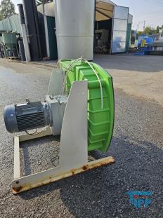 Schlauchpumpe
Eine Schlauchpumpe, auch Schlauchquetschpumpe oder Peristaltikpumpe genannt, ist eine Verdrngerpumpe, bei der das zu frdernde Medium durch einen zumeist U-frmig gefhrten Schlauch geleitet wird. Dieser Schlauch wird auf der Auenseite durch das Gehuse gehalten und von innen durch Rollen oder Gleitschuhe abgeklemmt, die drehend von einem Rotor angetrieben werden. Durch die Bewegung des Rotors wird die Abklemmstelle entlang des Schlauches bewegt und fhrt damit das zu frdernde Medium durch den Schlauch. Durch die Elastizitt des Schlauches entsteht im Schlauch ein Unterdruck, der eine kontinuierliche Frderung des Mediums ermglicht.
Quelle: www.wasser-wissen.de

Schlauchpumpe:
Eine Schlauchpumpe, auch Schlauchquetschpumpe oder Peristaltikpumpe genannt, ist eine Verdrngerpumpe, bei der das zu frdernde Medium durch einen zumeist U-frmig gefhrten Schlauch geleitet wird. Dieser Schlauch sttzt sich auen im Gehuse der Pumpe ab und wird von innen durch Rollen oder Gleitschuhe abgeklemmt, die an einem Rotor drehen. Bei Rotation bewegt sich die Abklemmstelle entlang des Schlauches und treibt damit das Frdermedium voran. Das Erzeugen des Ansaugunterdrucks erfolgt bei einfachen Schlauchpumpen durch die Elastizitt der Schlauchwandung oder durch besondere konstruktive Manahmen durch Aufbau eines Vakuums im Pumpengehuse um den Schlauch.

Vorteile:

    * Gleichmige, relativ stofreie Frderung
    * Schonende Frderung von empfindlichem Frdergut
    * An viele Frdermedien anpassbare Frderschluche verfgbar
    * Vollstndig geschlossenes System mit glatten Flchen
    * Keine Ventile
    * Frderung auch von Medien mit greren Feststoffpartikel mglich
    * Genaue Dosierung sehr kleiner Frdermengen mglich

Nachteile:

    * Relativ kurze Schlauchlebensdauer durch starkes Walken, insbesondere bei einfacher Konstruktion mit dickwandigen Schluchen
    * Gefahr des Durchstechens des Schlauches bei scharfkantigen Feststoffen im Frderstrom
    * Relativ aufwendige Wartung bei greren Pumpentypen
    * zuverlssiges Abdichten des Schlauches gestaltet sich schwierig, hierzu mssen u.U. spezielle Schlauchquerschnitte (Augenform) gewhlt werden.
    * Abrieb des Schlauches kann das Frdergut verunreinigen
Quelle: www.wikipedia.org