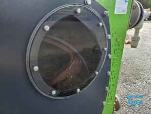 Schlauchpumpe
Eine Schlauchpumpe, auch Schlauchquetschpumpe oder Peristaltikpumpe genannt, ist eine Verdrngerpumpe, bei der das zu frdernde Medium durch einen zumeist U-frmig gefhrten Schlauch geleitet wird. Dieser Schlauch wird auf der Auenseite durch das Gehuse gehalten und von innen durch Rollen oder Gleitschuhe abgeklemmt, die drehend von einem Rotor angetrieben werden. Durch die Bewegung des Rotors wird die Abklemmstelle entlang des Schlauches bewegt und fhrt damit das zu frdernde Medium durch den Schlauch. Durch die Elastizitt des Schlauches entsteht im Schlauch ein Unterdruck, der eine kontinuierliche Frderung des Mediums ermglicht.
Quelle: www.wasser-wissen.de

Schlauchpumpe:
Eine Schlauchpumpe, auch Schlauchquetschpumpe oder Peristaltikpumpe genannt, ist eine Verdrngerpumpe, bei der das zu frdernde Medium durch einen zumeist U-frmig gefhrten Schlauch geleitet wird. Dieser Schlauch sttzt sich auen im Gehuse der Pumpe ab und wird von innen durch Rollen oder Gleitschuhe abgeklemmt, die an einem Rotor drehen. Bei Rotation bewegt sich die Abklemmstelle entlang des Schlauches und treibt damit das Frdermedium voran. Das Erzeugen des Ansaugunterdrucks erfolgt bei einfachen Schlauchpumpen durch die Elastizitt der Schlauchwandung oder durch besondere konstruktive Manahmen durch Aufbau eines Vakuums im Pumpengehuse um den Schlauch.

Vorteile:

    * Gleichmige, relativ stofreie Frderung
    * Schonende Frderung von empfindlichem Frdergut
    * An viele Frdermedien anpassbare Frderschluche verfgbar
    * Vollstndig geschlossenes System mit glatten Flchen
    * Keine Ventile
    * Frderung auch von Medien mit greren Feststoffpartikel mglich
    * Genaue Dosierung sehr kleiner Frdermengen mglich

Nachteile:

    * Relativ kurze Schlauchlebensdauer durch starkes Walken, insbesondere bei einfacher Konstruktion mit dickwandigen Schluchen
    * Gefahr des Durchstechens des Schlauches bei scharfkantigen Feststoffen im Frderstrom
    * Relativ aufwendige Wartung bei greren Pumpentypen
    * zuverlssiges Abdichten des Schlauches gestaltet sich schwierig, hierzu mssen u.U. spezielle Schlauchquerschnitte (Augenform) gewhlt werden.
    * Abrieb des Schlauches kann das Frdergut verunreinigen
Quelle: www.wikipedia.org