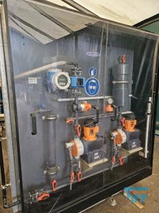 Dosierstation:

Dosierstationen sind wesentliche Anlagenteile in industriellen wie auch kommunalen Klranlagen. Sie dienen zur Fllungsmitteldosierung bei der Phosphatelimination oder zur Dosierung von Chemikalien (Wasserstoffperoxid, Natronlauge, Salzsure, Zitronensure etc.) fr die Reinigung der eingesetzten Membranen. 
Quelle: www.wasser-wissen.de