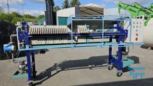 Filterpresse:
Eine Filterpresse setzt sich aus mehreren aneinander gereihten Elementen, den Filterplatten zusammen. Um diese Platten ist eine Membran gespannt, die nur Flssigkeiten durchlsst. Die Filterplatten werden unter hohem Druck zusammengepresst (bis 600 bar), whrend zwischen den Filterplatten von innen nach auen Schlamm mit 10-20 bar gepresst wird. Der Schlamm verdichtet sich immer mehr whrend das Wasser aus der Presse raus luft. Ab einer bestimmten Dichte muss der zum Filterkuchen verdichtete Schlamm entfernt werden, dazu wird der Druck langsam abgelassen und die Filterpresse geffnet. Wichtiges Anwendungsgebiet der Filterpresse ist die Abwasseraufbereitung.

Haupteinsatzgebiet der Filterpressen oder auch Kammerfilterpressen ist die Entwsserung von Klrschlmmen. Die der Presse entnommenen Filterkuchen werden wegen der meist vorliegenden Schadstoffbelastung auf Deponien oder in Mllverbrennungsanlagen entsorgt. Sie sind nur in Ausnahmefllen fr die Ausbringung als Dnger auf landwirtschaftlich genutzten Flchen geeignet.
Kammerfilterpresse:
Aus mehreren Kammern bestehende Filterpresse.
Membran:
Natrliche oder knstlich hergestellte flchige Gebilde, die fluide Phasen oder auch zwei Volumina einer Phase mit unterschiedlicher Zusammensetzung voneinander zu trennen imstande sind und deren Fhigkeit darin besteht, den Stoffaustausch zwischen ihnen zu ermglichen, werden als Membranen (lat. Membrana=Hutchen) bezeichnet. Man unterscheidet in Anhngigkeit von der Trenngrenze zwischen Mikrofiltration, Ultrafiltration, Nanofiltration und Umkehrosmose.
Membrankonfiguration, Membranfilter:
Membranen werden in flacher oder rohrartiger Form hergestellt. Rohrfrmige Membranen bis zu einem Innendurchmesser von 1 mm werden als Hohlfasermodul oder auch als Kapillarmodul bezeichnet. Bei greren Durchmessern spricht man von Rohrmodulen. Bei den flachartigen Membranen unterscheidet man zwischen Wickel- und Plattenmodulen. Plattenmodule sind aufgrund des offenen Kanals weniger anfllig gegenber Fouling als Wickelmodule. Wickelmodule ermglichen jedoch eine hhere Packungsdichte.
Quelle: www.wasser-wissen.de
