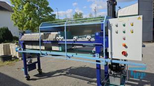 Filterpresse:
Eine Filterpresse setzt sich aus mehreren aneinander gereihten Elementen, den Filterplatten zusammen. Um diese Platten ist eine Membran gespannt, die nur Flssigkeiten durchlsst. Die Filterplatten werden unter hohem Druck zusammengepresst (bis 600 bar), whrend zwischen den Filterplatten von innen nach auen Schlamm mit 10-20 bar gepresst wird. Der Schlamm verdichtet sich immer mehr whrend das Wasser aus der Presse raus luft. Ab einer bestimmten Dichte muss der zum Filterkuchen verdichtete Schlamm entfernt werden, dazu wird der Druck langsam abgelassen und die Filterpresse geffnet. Wichtiges Anwendungsgebiet der Filterpresse ist die Abwasseraufbereitung.

Haupteinsatzgebiet der Filterpressen oder auch Kammerfilterpressen ist die Entwsserung von Klrschlmmen. Die der Presse entnommenen Filterkuchen werden wegen der meist vorliegenden Schadstoffbelastung auf Deponien oder in Mllverbrennungsanlagen entsorgt. Sie sind nur in Ausnahmefllen fr die Ausbringung als Dnger auf landwirtschaftlich genutzten Flchen geeignet.
Kammerfilterpresse:
Aus mehreren Kammern bestehende Filterpresse.
Membran:
Natrliche oder knstlich hergestellte flchige Gebilde, die fluide Phasen oder auch zwei Volumina einer Phase mit unterschiedlicher Zusammensetzung voneinander zu trennen imstande sind und deren Fhigkeit darin besteht, den Stoffaustausch zwischen ihnen zu ermglichen, werden als Membranen (lat. Membrana=Hutchen) bezeichnet. Man unterscheidet in Anhngigkeit von der Trenngrenze zwischen Mikrofiltration, Ultrafiltration, Nanofiltration und Umkehrosmose.
Membrankonfiguration, Membranfilter:
Membranen werden in flacher oder rohrartiger Form hergestellt. Rohrfrmige Membranen bis zu einem Innendurchmesser von 1 mm werden als Hohlfasermodul oder auch als Kapillarmodul bezeichnet. Bei greren Durchmessern spricht man von Rohrmodulen. Bei den flachartigen Membranen unterscheidet man zwischen Wickel- und Plattenmodulen. Plattenmodule sind aufgrund des offenen Kanals weniger anfllig gegenber Fouling als Wickelmodule. Wickelmodule ermglichen jedoch eine hhere Packungsdichte.
Quelle: www.wasser-wissen.de