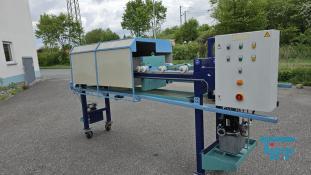 Filterpresse:
Eine Filterpresse setzt sich aus mehreren aneinander gereihten Elementen, den Filterplatten zusammen. Um diese Platten ist eine Membran gespannt, die nur Flssigkeiten durchlsst. Die Filterplatten werden unter hohem Druck zusammengepresst (bis 600 bar), whrend zwischen den Filterplatten von innen nach auen Schlamm mit 10-20 bar gepresst wird. Der Schlamm verdichtet sich immer mehr whrend das Wasser aus der Presse raus luft. Ab einer bestimmten Dichte muss der zum Filterkuchen verdichtete Schlamm entfernt werden, dazu wird der Druck langsam abgelassen und die Filterpresse geffnet. Wichtiges Anwendungsgebiet der Filterpresse ist die Abwasseraufbereitung.

Haupteinsatzgebiet der Filterpressen oder auch Kammerfilterpressen ist die Entwsserung von Klrschlmmen. Die der Presse entnommenen Filterkuchen werden wegen der meist vorliegenden Schadstoffbelastung auf Deponien oder in Mllverbrennungsanlagen entsorgt. Sie sind nur in Ausnahmefllen fr die Ausbringung als Dnger auf landwirtschaftlich genutzten Flchen geeignet.
Kammerfilterpresse:
Aus mehreren Kammern bestehende Filterpresse.
Membran:
Natrliche oder knstlich hergestellte flchige Gebilde, die fluide Phasen oder auch zwei Volumina einer Phase mit unterschiedlicher Zusammensetzung voneinander zu trennen imstande sind und deren Fhigkeit darin besteht, den Stoffaustausch zwischen ihnen zu ermglichen, werden als Membranen (lat. Membrana=Hutchen) bezeichnet. Man unterscheidet in Anhngigkeit von der Trenngrenze zwischen Mikrofiltration, Ultrafiltration, Nanofiltration und Umkehrosmose.
Membrankonfiguration, Membranfilter:
Membranen werden in flacher oder rohrartiger Form hergestellt. Rohrfrmige Membranen bis zu einem Innendurchmesser von 1 mm werden als Hohlfasermodul oder auch als Kapillarmodul bezeichnet. Bei greren Durchmessern spricht man von Rohrmodulen. Bei den flachartigen Membranen unterscheidet man zwischen Wickel- und Plattenmodulen. Plattenmodule sind aufgrund des offenen Kanals weniger anfllig gegenber Fouling als Wickelmodule. Wickelmodule ermglichen jedoch eine hhere Packungsdichte.
Quelle: www.wasser-wissen.de