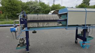Filterpresse:
Eine Filterpresse setzt sich aus mehreren aneinander gereihten Elementen, den Filterplatten zusammen. Um diese Platten ist eine Membran gespannt, die nur Flssigkeiten durchlsst. Die Filterplatten werden unter hohem Druck zusammengepresst (bis 600 bar), whrend zwischen den Filterplatten von innen nach auen Schlamm mit 10-20 bar gepresst wird. Der Schlamm verdichtet sich immer mehr whrend das Wasser aus der Presse raus luft. Ab einer bestimmten Dichte muss der zum Filterkuchen verdichtete Schlamm entfernt werden, dazu wird der Druck langsam abgelassen und die Filterpresse geffnet. Wichtiges Anwendungsgebiet der Filterpresse ist die Abwasseraufbereitung.

Haupteinsatzgebiet der Filterpressen oder auch Kammerfilterpressen ist die Entwsserung von Klrschlmmen. Die der Presse entnommenen Filterkuchen werden wegen der meist vorliegenden Schadstoffbelastung auf Deponien oder in Mllverbrennungsanlagen entsorgt. Sie sind nur in Ausnahmefllen fr die Ausbringung als Dnger auf landwirtschaftlich genutzten Flchen geeignet.
Kammerfilterpresse:
Aus mehreren Kammern bestehende Filterpresse.
Membran:
Natrliche oder knstlich hergestellte flchige Gebilde, die fluide Phasen oder auch zwei Volumina einer Phase mit unterschiedlicher Zusammensetzung voneinander zu trennen imstande sind und deren Fhigkeit darin besteht, den Stoffaustausch zwischen ihnen zu ermglichen, werden als Membranen (lat. Membrana=Hutchen) bezeichnet. Man unterscheidet in Anhngigkeit von der Trenngrenze zwischen Mikrofiltration, Ultrafiltration, Nanofiltration und Umkehrosmose.
Membrankonfiguration, Membranfilter:
Membranen werden in flacher oder rohrartiger Form hergestellt. Rohrfrmige Membranen bis zu einem Innendurchmesser von 1 mm werden als Hohlfasermodul oder auch als Kapillarmodul bezeichnet. Bei greren Durchmessern spricht man von Rohrmodulen. Bei den flachartigen Membranen unterscheidet man zwischen Wickel- und Plattenmodulen. Plattenmodule sind aufgrund des offenen Kanals weniger anfllig gegenber Fouling als Wickelmodule. Wickelmodule ermglichen jedoch eine hhere Packungsdichte.
Quelle: www.wasser-wissen.de