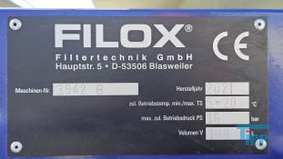 Filterpresse:
Eine Filterpresse setzt sich aus mehreren aneinander gereihten Elementen, den Filterplatten zusammen. Um diese Platten ist eine Membran gespannt, die nur Flssigkeiten durchlsst. Die Filterplatten werden unter hohem Druck zusammengepresst (bis 600 bar), whrend zwischen den Filterplatten von innen nach auen Schlamm mit 10-20 bar gepresst wird. Der Schlamm verdichtet sich immer mehr whrend das Wasser aus der Presse raus luft. Ab einer bestimmten Dichte muss der zum Filterkuchen verdichtete Schlamm entfernt werden, dazu wird der Druck langsam abgelassen und die Filterpresse geffnet. Wichtiges Anwendungsgebiet der Filterpresse ist die Abwasseraufbereitung.

Haupteinsatzgebiet der Filterpressen oder auch Kammerfilterpressen ist die Entwsserung von Klrschlmmen. Die der Presse entnommenen Filterkuchen werden wegen der meist vorliegenden Schadstoffbelastung auf Deponien oder in Mllverbrennungsanlagen entsorgt. Sie sind nur in Ausnahmefllen fr die Ausbringung als Dnger auf landwirtschaftlich genutzten Flchen geeignet.
Kammerfilterpresse:
Aus mehreren Kammern bestehende Filterpresse.
Membran:
Natrliche oder knstlich hergestellte flchige Gebilde, die fluide Phasen oder auch zwei Volumina einer Phase mit unterschiedlicher Zusammensetzung voneinander zu trennen imstande sind und deren Fhigkeit darin besteht, den Stoffaustausch zwischen ihnen zu ermglichen, werden als Membranen (lat. Membrana=Hutchen) bezeichnet. Man unterscheidet in Anhngigkeit von der Trenngrenze zwischen Mikrofiltration, Ultrafiltration, Nanofiltration und Umkehrosmose.
Membrankonfiguration, Membranfilter:
Membranen werden in flacher oder rohrartiger Form hergestellt. Rohrfrmige Membranen bis zu einem Innendurchmesser von 1 mm werden als Hohlfasermodul oder auch als Kapillarmodul bezeichnet. Bei greren Durchmessern spricht man von Rohrmodulen. Bei den flachartigen Membranen unterscheidet man zwischen Wickel- und Plattenmodulen. Plattenmodule sind aufgrund des offenen Kanals weniger anfllig gegenber Fouling als Wickelmodule. Wickelmodule ermglichen jedoch eine hhere Packungsdichte.
Quelle: www.wasser-wissen.de