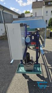 Filterpresse:
Eine Filterpresse setzt sich aus mehreren aneinander gereihten Elementen, den Filterplatten zusammen. Um diese Platten ist eine Membran gespannt, die nur Flssigkeiten durchlsst. Die Filterplatten werden unter hohem Druck zusammengepresst (bis 600 bar), whrend zwischen den Filterplatten von innen nach auen Schlamm mit 10-20 bar gepresst wird. Der Schlamm verdichtet sich immer mehr whrend das Wasser aus der Presse raus luft. Ab einer bestimmten Dichte muss der zum Filterkuchen verdichtete Schlamm entfernt werden, dazu wird der Druck langsam abgelassen und die Filterpresse geffnet. Wichtiges Anwendungsgebiet der Filterpresse ist die Abwasseraufbereitung.

Haupteinsatzgebiet der Filterpressen oder auch Kammerfilterpressen ist die Entwsserung von Klrschlmmen. Die der Presse entnommenen Filterkuchen werden wegen der meist vorliegenden Schadstoffbelastung auf Deponien oder in Mllverbrennungsanlagen entsorgt. Sie sind nur in Ausnahmefllen fr die Ausbringung als Dnger auf landwirtschaftlich genutzten Flchen geeignet.
Kammerfilterpresse:
Aus mehreren Kammern bestehende Filterpresse.
Membran:
Natrliche oder knstlich hergestellte flchige Gebilde, die fluide Phasen oder auch zwei Volumina einer Phase mit unterschiedlicher Zusammensetzung voneinander zu trennen imstande sind und deren Fhigkeit darin besteht, den Stoffaustausch zwischen ihnen zu ermglichen, werden als Membranen (lat. Membrana=Hutchen) bezeichnet. Man unterscheidet in Anhngigkeit von der Trenngrenze zwischen Mikrofiltration, Ultrafiltration, Nanofiltration und Umkehrosmose.
Membrankonfiguration, Membranfilter:
Membranen werden in flacher oder rohrartiger Form hergestellt. Rohrfrmige Membranen bis zu einem Innendurchmesser von 1 mm werden als Hohlfasermodul oder auch als Kapillarmodul bezeichnet. Bei greren Durchmessern spricht man von Rohrmodulen. Bei den flachartigen Membranen unterscheidet man zwischen Wickel- und Plattenmodulen. Plattenmodule sind aufgrund des offenen Kanals weniger anfllig gegenber Fouling als Wickelmodule. Wickelmodule ermglichen jedoch eine hhere Packungsdichte.
Quelle: www.wasser-wissen.de