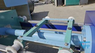 Filterpresse:
Eine Filterpresse setzt sich aus mehreren aneinander gereihten Elementen, den Filterplatten zusammen. Um diese Platten ist eine Membran gespannt, die nur Flssigkeiten durchlsst. Die Filterplatten werden unter hohem Druck zusammengepresst (bis 600 bar), whrend zwischen den Filterplatten von innen nach auen Schlamm mit 10-20 bar gepresst wird. Der Schlamm verdichtet sich immer mehr whrend das Wasser aus der Presse raus luft. Ab einer bestimmten Dichte muss der zum Filterkuchen verdichtete Schlamm entfernt werden, dazu wird der Druck langsam abgelassen und die Filterpresse geffnet. Wichtiges Anwendungsgebiet der Filterpresse ist die Abwasseraufbereitung.

Haupteinsatzgebiet der Filterpressen oder auch Kammerfilterpressen ist die Entwsserung von Klrschlmmen. Die der Presse entnommenen Filterkuchen werden wegen der meist vorliegenden Schadstoffbelastung auf Deponien oder in Mllverbrennungsanlagen entsorgt. Sie sind nur in Ausnahmefllen fr die Ausbringung als Dnger auf landwirtschaftlich genutzten Flchen geeignet.
Kammerfilterpresse:
Aus mehreren Kammern bestehende Filterpresse.
Membran:
Natrliche oder knstlich hergestellte flchige Gebilde, die fluide Phasen oder auch zwei Volumina einer Phase mit unterschiedlicher Zusammensetzung voneinander zu trennen imstande sind und deren Fhigkeit darin besteht, den Stoffaustausch zwischen ihnen zu ermglichen, werden als Membranen (lat. Membrana=Hutchen) bezeichnet. Man unterscheidet in Anhngigkeit von der Trenngrenze zwischen Mikrofiltration, Ultrafiltration, Nanofiltration und Umkehrosmose.
Membrankonfiguration, Membranfilter:
Membranen werden in flacher oder rohrartiger Form hergestellt. Rohrfrmige Membranen bis zu einem Innendurchmesser von 1 mm werden als Hohlfasermodul oder auch als Kapillarmodul bezeichnet. Bei greren Durchmessern spricht man von Rohrmodulen. Bei den flachartigen Membranen unterscheidet man zwischen Wickel- und Plattenmodulen. Plattenmodule sind aufgrund des offenen Kanals weniger anfllig gegenber Fouling als Wickelmodule. Wickelmodule ermglichen jedoch eine hhere Packungsdichte.
Quelle: www.wasser-wissen.de