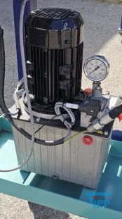 Filterpresse:
Eine Filterpresse setzt sich aus mehreren aneinander gereihten Elementen, den Filterplatten zusammen. Um diese Platten ist eine Membran gespannt, die nur Flssigkeiten durchlsst. Die Filterplatten werden unter hohem Druck zusammengepresst (bis 600 bar), whrend zwischen den Filterplatten von innen nach auen Schlamm mit 10-20 bar gepresst wird. Der Schlamm verdichtet sich immer mehr whrend das Wasser aus der Presse raus luft. Ab einer bestimmten Dichte muss der zum Filterkuchen verdichtete Schlamm entfernt werden, dazu wird der Druck langsam abgelassen und die Filterpresse geffnet. Wichtiges Anwendungsgebiet der Filterpresse ist die Abwasseraufbereitung.

Haupteinsatzgebiet der Filterpressen oder auch Kammerfilterpressen ist die Entwsserung von Klrschlmmen. Die der Presse entnommenen Filterkuchen werden wegen der meist vorliegenden Schadstoffbelastung auf Deponien oder in Mllverbrennungsanlagen entsorgt. Sie sind nur in Ausnahmefllen fr die Ausbringung als Dnger auf landwirtschaftlich genutzten Flchen geeignet.
Kammerfilterpresse:
Aus mehreren Kammern bestehende Filterpresse.
Membran:
Natrliche oder knstlich hergestellte flchige Gebilde, die fluide Phasen oder auch zwei Volumina einer Phase mit unterschiedlicher Zusammensetzung voneinander zu trennen imstande sind und deren Fhigkeit darin besteht, den Stoffaustausch zwischen ihnen zu ermglichen, werden als Membranen (lat. Membrana=Hutchen) bezeichnet. Man unterscheidet in Anhngigkeit von der Trenngrenze zwischen Mikrofiltration, Ultrafiltration, Nanofiltration und Umkehrosmose.
Membrankonfiguration, Membranfilter:
Membranen werden in flacher oder rohrartiger Form hergestellt. Rohrfrmige Membranen bis zu einem Innendurchmesser von 1 mm werden als Hohlfasermodul oder auch als Kapillarmodul bezeichnet. Bei greren Durchmessern spricht man von Rohrmodulen. Bei den flachartigen Membranen unterscheidet man zwischen Wickel- und Plattenmodulen. Plattenmodule sind aufgrund des offenen Kanals weniger anfllig gegenber Fouling als Wickelmodule. Wickelmodule ermglichen jedoch eine hhere Packungsdichte.
Quelle: www.wasser-wissen.de