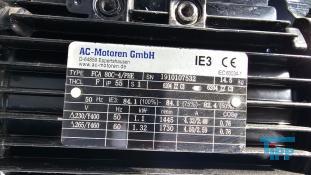 Filterpresse:
Eine Filterpresse setzt sich aus mehreren aneinander gereihten Elementen, den Filterplatten zusammen. Um diese Platten ist eine Membran gespannt, die nur Flssigkeiten durchlsst. Die Filterplatten werden unter hohem Druck zusammengepresst (bis 600 bar), whrend zwischen den Filterplatten von innen nach auen Schlamm mit 10-20 bar gepresst wird. Der Schlamm verdichtet sich immer mehr whrend das Wasser aus der Presse raus luft. Ab einer bestimmten Dichte muss der zum Filterkuchen verdichtete Schlamm entfernt werden, dazu wird der Druck langsam abgelassen und die Filterpresse geffnet. Wichtiges Anwendungsgebiet der Filterpresse ist die Abwasseraufbereitung.

Haupteinsatzgebiet der Filterpressen oder auch Kammerfilterpressen ist die Entwsserung von Klrschlmmen. Die der Presse entnommenen Filterkuchen werden wegen der meist vorliegenden Schadstoffbelastung auf Deponien oder in Mllverbrennungsanlagen entsorgt. Sie sind nur in Ausnahmefllen fr die Ausbringung als Dnger auf landwirtschaftlich genutzten Flchen geeignet.
Kammerfilterpresse:
Aus mehreren Kammern bestehende Filterpresse.
Membran:
Natrliche oder knstlich hergestellte flchige Gebilde, die fluide Phasen oder auch zwei Volumina einer Phase mit unterschiedlicher Zusammensetzung voneinander zu trennen imstande sind und deren Fhigkeit darin besteht, den Stoffaustausch zwischen ihnen zu ermglichen, werden als Membranen (lat. Membrana=Hutchen) bezeichnet. Man unterscheidet in Anhngigkeit von der Trenngrenze zwischen Mikrofiltration, Ultrafiltration, Nanofiltration und Umkehrosmose.
Membrankonfiguration, Membranfilter:
Membranen werden in flacher oder rohrartiger Form hergestellt. Rohrfrmige Membranen bis zu einem Innendurchmesser von 1 mm werden als Hohlfasermodul oder auch als Kapillarmodul bezeichnet. Bei greren Durchmessern spricht man von Rohrmodulen. Bei den flachartigen Membranen unterscheidet man zwischen Wickel- und Plattenmodulen. Plattenmodule sind aufgrund des offenen Kanals weniger anfllig gegenber Fouling als Wickelmodule. Wickelmodule ermglichen jedoch eine hhere Packungsdichte.
Quelle: www.wasser-wissen.de