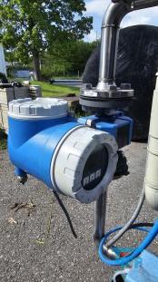 Filterpresse:
Eine Filterpresse setzt sich aus mehreren aneinander gereihten Elementen, den Filterplatten zusammen. Um diese Platten ist eine Membran gespannt, die nur Flssigkeiten durchlsst. Die Filterplatten werden unter hohem Druck zusammengepresst (bis 600 bar), whrend zwischen den Filterplatten von innen nach auen Schlamm mit 10-20 bar gepresst wird. Der Schlamm verdichtet sich immer mehr whrend das Wasser aus der Presse raus luft. Ab einer bestimmten Dichte muss der zum Filterkuchen verdichtete Schlamm entfernt werden, dazu wird der Druck langsam abgelassen und die Filterpresse geffnet. Wichtiges Anwendungsgebiet der Filterpresse ist die Abwasseraufbereitung.

Haupteinsatzgebiet der Filterpressen oder auch Kammerfilterpressen ist die Entwsserung von Klrschlmmen. Die der Presse entnommenen Filterkuchen werden wegen der meist vorliegenden Schadstoffbelastung auf Deponien oder in Mllverbrennungsanlagen entsorgt. Sie sind nur in Ausnahmefllen fr die Ausbringung als Dnger auf landwirtschaftlich genutzten Flchen geeignet.
Kammerfilterpresse:
Aus mehreren Kammern bestehende Filterpresse.
Membran:
Natrliche oder knstlich hergestellte flchige Gebilde, die fluide Phasen oder auch zwei Volumina einer Phase mit unterschiedlicher Zusammensetzung voneinander zu trennen imstande sind und deren Fhigkeit darin besteht, den Stoffaustausch zwischen ihnen zu ermglichen, werden als Membranen (lat. Membrana=Hutchen) bezeichnet. Man unterscheidet in Anhngigkeit von der Trenngrenze zwischen Mikrofiltration, Ultrafiltration, Nanofiltration und Umkehrosmose.
Membrankonfiguration, Membranfilter:
Membranen werden in flacher oder rohrartiger Form hergestellt. Rohrfrmige Membranen bis zu einem Innendurchmesser von 1 mm werden als Hohlfasermodul oder auch als Kapillarmodul bezeichnet. Bei greren Durchmessern spricht man von Rohrmodulen. Bei den flachartigen Membranen unterscheidet man zwischen Wickel- und Plattenmodulen. Plattenmodule sind aufgrund des offenen Kanals weniger anfllig gegenber Fouling als Wickelmodule. Wickelmodule ermglichen jedoch eine hhere Packungsdichte.
Quelle: www.wasser-wissen.de