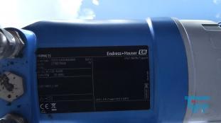 Filterpresse:
Eine Filterpresse setzt sich aus mehreren aneinander gereihten Elementen, den Filterplatten zusammen. Um diese Platten ist eine Membran gespannt, die nur Flssigkeiten durchlsst. Die Filterplatten werden unter hohem Druck zusammengepresst (bis 600 bar), whrend zwischen den Filterplatten von innen nach auen Schlamm mit 10-20 bar gepresst wird. Der Schlamm verdichtet sich immer mehr whrend das Wasser aus der Presse raus luft. Ab einer bestimmten Dichte muss der zum Filterkuchen verdichtete Schlamm entfernt werden, dazu wird der Druck langsam abgelassen und die Filterpresse geffnet. Wichtiges Anwendungsgebiet der Filterpresse ist die Abwasseraufbereitung.

Haupteinsatzgebiet der Filterpressen oder auch Kammerfilterpressen ist die Entwsserung von Klrschlmmen. Die der Presse entnommenen Filterkuchen werden wegen der meist vorliegenden Schadstoffbelastung auf Deponien oder in Mllverbrennungsanlagen entsorgt. Sie sind nur in Ausnahmefllen fr die Ausbringung als Dnger auf landwirtschaftlich genutzten Flchen geeignet.
Kammerfilterpresse:
Aus mehreren Kammern bestehende Filterpresse.
Membran:
Natrliche oder knstlich hergestellte flchige Gebilde, die fluide Phasen oder auch zwei Volumina einer Phase mit unterschiedlicher Zusammensetzung voneinander zu trennen imstande sind und deren Fhigkeit darin besteht, den Stoffaustausch zwischen ihnen zu ermglichen, werden als Membranen (lat. Membrana=Hutchen) bezeichnet. Man unterscheidet in Anhngigkeit von der Trenngrenze zwischen Mikrofiltration, Ultrafiltration, Nanofiltration und Umkehrosmose.
Membrankonfiguration, Membranfilter:
Membranen werden in flacher oder rohrartiger Form hergestellt. Rohrfrmige Membranen bis zu einem Innendurchmesser von 1 mm werden als Hohlfasermodul oder auch als Kapillarmodul bezeichnet. Bei greren Durchmessern spricht man von Rohrmodulen. Bei den flachartigen Membranen unterscheidet man zwischen Wickel- und Plattenmodulen. Plattenmodule sind aufgrund des offenen Kanals weniger anfllig gegenber Fouling als Wickelmodule. Wickelmodule ermglichen jedoch eine hhere Packungsdichte.
Quelle: www.wasser-wissen.de