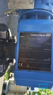 Filterpresse:
Eine Filterpresse setzt sich aus mehreren aneinander gereihten Elementen, den Filterplatten zusammen. Um diese Platten ist eine Membran gespannt, die nur Flssigkeiten durchlsst. Die Filterplatten werden unter hohem Druck zusammengepresst (bis 600 bar), whrend zwischen den Filterplatten von innen nach auen Schlamm mit 10-20 bar gepresst wird. Der Schlamm verdichtet sich immer mehr whrend das Wasser aus der Presse raus luft. Ab einer bestimmten Dichte muss der zum Filterkuchen verdichtete Schlamm entfernt werden, dazu wird der Druck langsam abgelassen und die Filterpresse geffnet. Wichtiges Anwendungsgebiet der Filterpresse ist die Abwasseraufbereitung.

Haupteinsatzgebiet der Filterpressen oder auch Kammerfilterpressen ist die Entwsserung von Klrschlmmen. Die der Presse entnommenen Filterkuchen werden wegen der meist vorliegenden Schadstoffbelastung auf Deponien oder in Mllverbrennungsanlagen entsorgt. Sie sind nur in Ausnahmefllen fr die Ausbringung als Dnger auf landwirtschaftlich genutzten Flchen geeignet.
Kammerfilterpresse:
Aus mehreren Kammern bestehende Filterpresse.
Membran:
Natrliche oder knstlich hergestellte flchige Gebilde, die fluide Phasen oder auch zwei Volumina einer Phase mit unterschiedlicher Zusammensetzung voneinander zu trennen imstande sind und deren Fhigkeit darin besteht, den Stoffaustausch zwischen ihnen zu ermglichen, werden als Membranen (lat. Membrana=Hutchen) bezeichnet. Man unterscheidet in Anhngigkeit von der Trenngrenze zwischen Mikrofiltration, Ultrafiltration, Nanofiltration und Umkehrosmose.
Membrankonfiguration, Membranfilter:
Membranen werden in flacher oder rohrartiger Form hergestellt. Rohrfrmige Membranen bis zu einem Innendurchmesser von 1 mm werden als Hohlfasermodul oder auch als Kapillarmodul bezeichnet. Bei greren Durchmessern spricht man von Rohrmodulen. Bei den flachartigen Membranen unterscheidet man zwischen Wickel- und Plattenmodulen. Plattenmodule sind aufgrund des offenen Kanals weniger anfllig gegenber Fouling als Wickelmodule. Wickelmodule ermglichen jedoch eine hhere Packungsdichte.
Quelle: www.wasser-wissen.de