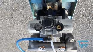 Filterpresse:
Eine Filterpresse setzt sich aus mehreren aneinander gereihten Elementen, den Filterplatten zusammen. Um diese Platten ist eine Membran gespannt, die nur Flssigkeiten durchlsst. Die Filterplatten werden unter hohem Druck zusammengepresst (bis 600 bar), whrend zwischen den Filterplatten von innen nach auen Schlamm mit 10-20 bar gepresst wird. Der Schlamm verdichtet sich immer mehr whrend das Wasser aus der Presse raus luft. Ab einer bestimmten Dichte muss der zum Filterkuchen verdichtete Schlamm entfernt werden, dazu wird der Druck langsam abgelassen und die Filterpresse geffnet. Wichtiges Anwendungsgebiet der Filterpresse ist die Abwasseraufbereitung.

Haupteinsatzgebiet der Filterpressen oder auch Kammerfilterpressen ist die Entwsserung von Klrschlmmen. Die der Presse entnommenen Filterkuchen werden wegen der meist vorliegenden Schadstoffbelastung auf Deponien oder in Mllverbrennungsanlagen entsorgt. Sie sind nur in Ausnahmefllen fr die Ausbringung als Dnger auf landwirtschaftlich genutzten Flchen geeignet.
Kammerfilterpresse:
Aus mehreren Kammern bestehende Filterpresse.
Membran:
Natrliche oder knstlich hergestellte flchige Gebilde, die fluide Phasen oder auch zwei Volumina einer Phase mit unterschiedlicher Zusammensetzung voneinander zu trennen imstande sind und deren Fhigkeit darin besteht, den Stoffaustausch zwischen ihnen zu ermglichen, werden als Membranen (lat. Membrana=Hutchen) bezeichnet. Man unterscheidet in Anhngigkeit von der Trenngrenze zwischen Mikrofiltration, Ultrafiltration, Nanofiltration und Umkehrosmose.
Membrankonfiguration, Membranfilter:
Membranen werden in flacher oder rohrartiger Form hergestellt. Rohrfrmige Membranen bis zu einem Innendurchmesser von 1 mm werden als Hohlfasermodul oder auch als Kapillarmodul bezeichnet. Bei greren Durchmessern spricht man von Rohrmodulen. Bei den flachartigen Membranen unterscheidet man zwischen Wickel- und Plattenmodulen. Plattenmodule sind aufgrund des offenen Kanals weniger anfllig gegenber Fouling als Wickelmodule. Wickelmodule ermglichen jedoch eine hhere Packungsdichte.
Quelle: www.wasser-wissen.de