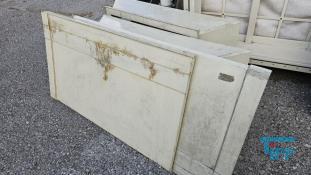 Filterpresse:
Eine Filterpresse setzt sich aus mehreren aneinander gereihten Elementen, den Filterplatten zusammen. Um diese Platten ist eine Membran gespannt, die nur Flssigkeiten durchlsst. Die Filterplatten werden unter hohem Druck zusammengepresst (bis 600 bar), whrend zwischen den Filterplatten von innen nach auen Schlamm mit 10-20 bar gepresst wird. Der Schlamm verdichtet sich immer mehr whrend das Wasser aus der Presse raus luft. Ab einer bestimmten Dichte muss der zum Filterkuchen verdichtete Schlamm entfernt werden, dazu wird der Druck langsam abgelassen und die Filterpresse geffnet. Wichtiges Anwendungsgebiet der Filterpresse ist die Abwasseraufbereitung.

Haupteinsatzgebiet der Filterpressen oder auch Kammerfilterpressen ist die Entwsserung von Klrschlmmen. Die der Presse entnommenen Filterkuchen werden wegen der meist vorliegenden Schadstoffbelastung auf Deponien oder in Mllverbrennungsanlagen entsorgt. Sie sind nur in Ausnahmefllen fr die Ausbringung als Dnger auf landwirtschaftlich genutzten Flchen geeignet.
Kammerfilterpresse:
Aus mehreren Kammern bestehende Filterpresse.
Membran:
Natrliche oder knstlich hergestellte flchige Gebilde, die fluide Phasen oder auch zwei Volumina einer Phase mit unterschiedlicher Zusammensetzung voneinander zu trennen imstande sind und deren Fhigkeit darin besteht, den Stoffaustausch zwischen ihnen zu ermglichen, werden als Membranen (lat. Membrana=Hutchen) bezeichnet. Man unterscheidet in Anhngigkeit von der Trenngrenze zwischen Mikrofiltration, Ultrafiltration, Nanofiltration und Umkehrosmose.
Membrankonfiguration, Membranfilter:
Membranen werden in flacher oder rohrartiger Form hergestellt. Rohrfrmige Membranen bis zu einem Innendurchmesser von 1 mm werden als Hohlfasermodul oder auch als Kapillarmodul bezeichnet. Bei greren Durchmessern spricht man von Rohrmodulen. Bei den flachartigen Membranen unterscheidet man zwischen Wickel- und Plattenmodulen. Plattenmodule sind aufgrund des offenen Kanals weniger anfllig gegenber Fouling als Wickelmodule. Wickelmodule ermglichen jedoch eine hhere Packungsdichte.
Quelle: www.wasser-wissen.de