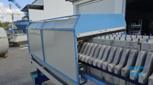 Filterpresse:
Eine Filterpresse setzt sich aus mehreren aneinander gereihten Elementen, den Filterplatten zusammen. Um diese Platten ist eine Membran gespannt, die nur Flssigkeiten durchlsst. Die Filterplatten werden unter hohem Druck zusammengepresst (bis 600 bar), whrend zwischen den Filterplatten von innen nach auen Schlamm mit 10-20 bar gepresst wird. Der Schlamm verdichtet sich immer mehr whrend das Wasser aus der Presse raus luft. Ab einer bestimmten Dichte muss der zum Filterkuchen verdichtete Schlamm entfernt werden, dazu wird der Druck langsam abgelassen und die Filterpresse geffnet. Wichtiges Anwendungsgebiet der Filterpresse ist die Abwasseraufbereitung.

Haupteinsatzgebiet der Filterpressen oder auch Kammerfilterpressen ist die Entwsserung von Klrschlmmen. Die der Presse entnommenen Filterkuchen werden wegen der meist vorliegenden Schadstoffbelastung auf Deponien oder in Mllverbrennungsanlagen entsorgt. Sie sind nur in Ausnahmefllen fr die Ausbringung als Dnger auf landwirtschaftlich genutzten Flchen geeignet.
Kammerfilterpresse:
Aus mehreren Kammern bestehende Filterpresse.
Membran:
Natrliche oder knstlich hergestellte flchige Gebilde, die fluide Phasen oder auch zwei Volumina einer Phase mit unterschiedlicher Zusammensetzung voneinander zu trennen imstande sind und deren Fhigkeit darin besteht, den Stoffaustausch zwischen ihnen zu ermglichen, werden als Membranen (lat. Membrana=Hutchen) bezeichnet. Man unterscheidet in Anhngigkeit von der Trenngrenze zwischen Mikrofiltration, Ultrafiltration, Nanofiltration und Umkehrosmose.
Membrankonfiguration, Membranfilter:
Membranen werden in flacher oder rohrartiger Form hergestellt. Rohrfrmige Membranen bis zu einem Innendurchmesser von 1 mm werden als Hohlfasermodul oder auch als Kapillarmodul bezeichnet. Bei greren Durchmessern spricht man von Rohrmodulen. Bei den flachartigen Membranen unterscheidet man zwischen Wickel- und Plattenmodulen. Plattenmodule sind aufgrund des offenen Kanals weniger anfllig gegenber Fouling als Wickelmodule. Wickelmodule ermglichen jedoch eine hhere Packungsdichte.
Quelle: www.wasser-wissen.de