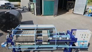 Filterpresse:
Eine Filterpresse setzt sich aus mehreren aneinander gereihten Elementen, den Filterplatten zusammen. Um diese Platten ist eine Membran gespannt, die nur Flssigkeiten durchlsst. Die Filterplatten werden unter hohem Druck zusammengepresst (bis 600 bar), whrend zwischen den Filterplatten von innen nach auen Schlamm mit 10-20 bar gepresst wird. Der Schlamm verdichtet sich immer mehr whrend das Wasser aus der Presse raus luft. Ab einer bestimmten Dichte muss der zum Filterkuchen verdichtete Schlamm entfernt werden, dazu wird der Druck langsam abgelassen und die Filterpresse geffnet. Wichtiges Anwendungsgebiet der Filterpresse ist die Abwasseraufbereitung.

Haupteinsatzgebiet der Filterpressen oder auch Kammerfilterpressen ist die Entwsserung von Klrschlmmen. Die der Presse entnommenen Filterkuchen werden wegen der meist vorliegenden Schadstoffbelastung auf Deponien oder in Mllverbrennungsanlagen entsorgt. Sie sind nur in Ausnahmefllen fr die Ausbringung als Dnger auf landwirtschaftlich genutzten Flchen geeignet.
Kammerfilterpresse:
Aus mehreren Kammern bestehende Filterpresse.
Membran:
Natrliche oder knstlich hergestellte flchige Gebilde, die fluide Phasen oder auch zwei Volumina einer Phase mit unterschiedlicher Zusammensetzung voneinander zu trennen imstande sind und deren Fhigkeit darin besteht, den Stoffaustausch zwischen ihnen zu ermglichen, werden als Membranen (lat. Membrana=Hutchen) bezeichnet. Man unterscheidet in Anhngigkeit von der Trenngrenze zwischen Mikrofiltration, Ultrafiltration, Nanofiltration und Umkehrosmose.
Membrankonfiguration, Membranfilter:
Membranen werden in flacher oder rohrartiger Form hergestellt. Rohrfrmige Membranen bis zu einem Innendurchmesser von 1 mm werden als Hohlfasermodul oder auch als Kapillarmodul bezeichnet. Bei greren Durchmessern spricht man von Rohrmodulen. Bei den flachartigen Membranen unterscheidet man zwischen Wickel- und Plattenmodulen. Plattenmodule sind aufgrund des offenen Kanals weniger anfllig gegenber Fouling als Wickelmodule. Wickelmodule ermglichen jedoch eine hhere Packungsdichte.
Quelle: www.wasser-wissen.de