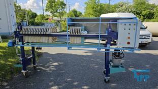 Filterpresse:
Eine Filterpresse setzt sich aus mehreren aneinander gereihten Elementen, den Filterplatten zusammen. Um diese Platten ist eine Membran gespannt, die nur Flssigkeiten durchlsst. Die Filterplatten werden unter hohem Druck zusammengepresst (bis 600 bar), whrend zwischen den Filterplatten von innen nach auen Schlamm mit 10-20 bar gepresst wird. Der Schlamm verdichtet sich immer mehr whrend das Wasser aus der Presse raus luft. Ab einer bestimmten Dichte muss der zum Filterkuchen verdichtete Schlamm entfernt werden, dazu wird der Druck langsam abgelassen und die Filterpresse geffnet. Wichtiges Anwendungsgebiet der Filterpresse ist die Abwasseraufbereitung.

Haupteinsatzgebiet der Filterpressen oder auch Kammerfilterpressen ist die Entwsserung von Klrschlmmen. Die der Presse entnommenen Filterkuchen werden wegen der meist vorliegenden Schadstoffbelastung auf Deponien oder in Mllverbrennungsanlagen entsorgt. Sie sind nur in Ausnahmefllen fr die Ausbringung als Dnger auf landwirtschaftlich genutzten Flchen geeignet.
Kammerfilterpresse:
Aus mehreren Kammern bestehende Filterpresse.
Membran:
Natrliche oder knstlich hergestellte flchige Gebilde, die fluide Phasen oder auch zwei Volumina einer Phase mit unterschiedlicher Zusammensetzung voneinander zu trennen imstande sind und deren Fhigkeit darin besteht, den Stoffaustausch zwischen ihnen zu ermglichen, werden als Membranen (lat. Membrana=Hutchen) bezeichnet. Man unterscheidet in Anhngigkeit von der Trenngrenze zwischen Mikrofiltration, Ultrafiltration, Nanofiltration und Umkehrosmose.
Membrankonfiguration, Membranfilter:
Membranen werden in flacher oder rohrartiger Form hergestellt. Rohrfrmige Membranen bis zu einem Innendurchmesser von 1 mm werden als Hohlfasermodul oder auch als Kapillarmodul bezeichnet. Bei greren Durchmessern spricht man von Rohrmodulen. Bei den flachartigen Membranen unterscheidet man zwischen Wickel- und Plattenmodulen. Plattenmodule sind aufgrund des offenen Kanals weniger anfllig gegenber Fouling als Wickelmodule. Wickelmodule ermglichen jedoch eine hhere Packungsdichte.
Quelle: www.wasser-wissen.de