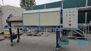 Filterpresse:
Eine Filterpresse setzt sich aus mehreren aneinander gereihten Elementen, den Filterplatten zusammen. Um diese Platten ist eine Membran gespannt, die nur Flssigkeiten durchlsst. Die Filterplatten werden unter hohem Druck zusammengepresst (bis 600 bar), whrend zwischen den Filterplatten von innen nach auen Schlamm mit 10-20 bar gepresst wird. Der Schlamm verdichtet sich immer mehr whrend das Wasser aus der Presse raus luft. Ab einer bestimmten Dichte muss der zum Filterkuchen verdichtete Schlamm entfernt werden, dazu wird der Druck langsam abgelassen und die Filterpresse geffnet. Wichtiges Anwendungsgebiet der Filterpresse ist die Abwasseraufbereitung.

Haupteinsatzgebiet der Filterpressen oder auch Kammerfilterpressen ist die Entwsserung von Klrschlmmen. Die der Presse entnommenen Filterkuchen werden wegen der meist vorliegenden Schadstoffbelastung auf Deponien oder in Mllverbrennungsanlagen entsorgt. Sie sind nur in Ausnahmefllen fr die Ausbringung als Dnger auf landwirtschaftlich genutzten Flchen geeignet.
Kammerfilterpresse:
Aus mehreren Kammern bestehende Filterpresse.
Membran:
Natrliche oder knstlich hergestellte flchige Gebilde, die fluide Phasen oder auch zwei Volumina einer Phase mit unterschiedlicher Zusammensetzung voneinander zu trennen imstande sind und deren Fhigkeit darin besteht, den Stoffaustausch zwischen ihnen zu ermglichen, werden als Membranen (lat. Membrana=Hutchen) bezeichnet. Man unterscheidet in Anhngigkeit von der Trenngrenze zwischen Mikrofiltration, Ultrafiltration, Nanofiltration und Umkehrosmose.
Membrankonfiguration, Membranfilter:
Membranen werden in flacher oder rohrartiger Form hergestellt. Rohrfrmige Membranen bis zu einem Innendurchmesser von 1 mm werden als Hohlfasermodul oder auch als Kapillarmodul bezeichnet. Bei greren Durchmessern spricht man von Rohrmodulen. Bei den flachartigen Membranen unterscheidet man zwischen Wickel- und Plattenmodulen. Plattenmodule sind aufgrund des offenen Kanals weniger anfllig gegenber Fouling als Wickelmodule. Wickelmodule ermglichen jedoch eine hhere Packungsdichte.
Quelle: www.wasser-wissen.de