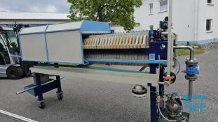 Filterpresse:
Eine Filterpresse setzt sich aus mehreren aneinander gereihten Elementen, den Filterplatten zusammen. Um diese Platten ist eine Membran gespannt, die nur Flssigkeiten durchlsst. Die Filterplatten werden unter hohem Druck zusammengepresst (bis 600 bar), whrend zwischen den Filterplatten von innen nach auen Schlamm mit 10-20 bar gepresst wird. Der Schlamm verdichtet sich immer mehr whrend das Wasser aus der Presse raus luft. Ab einer bestimmten Dichte muss der zum Filterkuchen verdichtete Schlamm entfernt werden, dazu wird der Druck langsam abgelassen und die Filterpresse geffnet. Wichtiges Anwendungsgebiet der Filterpresse ist die Abwasseraufbereitung.

Haupteinsatzgebiet der Filterpressen oder auch Kammerfilterpressen ist die Entwsserung von Klrschlmmen. Die der Presse entnommenen Filterkuchen werden wegen der meist vorliegenden Schadstoffbelastung auf Deponien oder in Mllverbrennungsanlagen entsorgt. Sie sind nur in Ausnahmefllen fr die Ausbringung als Dnger auf landwirtschaftlich genutzten Flchen geeignet.
Kammerfilterpresse:
Aus mehreren Kammern bestehende Filterpresse.
Membran:
Natrliche oder knstlich hergestellte flchige Gebilde, die fluide Phasen oder auch zwei Volumina einer Phase mit unterschiedlicher Zusammensetzung voneinander zu trennen imstande sind und deren Fhigkeit darin besteht, den Stoffaustausch zwischen ihnen zu ermglichen, werden als Membranen (lat. Membrana=Hutchen) bezeichnet. Man unterscheidet in Anhngigkeit von der Trenngrenze zwischen Mikrofiltration, Ultrafiltration, Nanofiltration und Umkehrosmose.
Membrankonfiguration, Membranfilter:
Membranen werden in flacher oder rohrartiger Form hergestellt. Rohrfrmige Membranen bis zu einem Innendurchmesser von 1 mm werden als Hohlfasermodul oder auch als Kapillarmodul bezeichnet. Bei greren Durchmessern spricht man von Rohrmodulen. Bei den flachartigen Membranen unterscheidet man zwischen Wickel- und Plattenmodulen. Plattenmodule sind aufgrund des offenen Kanals weniger anfllig gegenber Fouling als Wickelmodule. Wickelmodule ermglichen jedoch eine hhere Packungsdichte.
Quelle: www.wasser-wissen.de