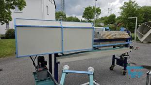 Filterpresse:
Eine Filterpresse setzt sich aus mehreren aneinander gereihten Elementen, den Filterplatten zusammen. Um diese Platten ist eine Membran gespannt, die nur Flssigkeiten durchlsst. Die Filterplatten werden unter hohem Druck zusammengepresst (bis 600 bar), whrend zwischen den Filterplatten von innen nach auen Schlamm mit 10-20 bar gepresst wird. Der Schlamm verdichtet sich immer mehr whrend das Wasser aus der Presse raus luft. Ab einer bestimmten Dichte muss der zum Filterkuchen verdichtete Schlamm entfernt werden, dazu wird der Druck langsam abgelassen und die Filterpresse geffnet. Wichtiges Anwendungsgebiet der Filterpresse ist die Abwasseraufbereitung.

Haupteinsatzgebiet der Filterpressen oder auch Kammerfilterpressen ist die Entwsserung von Klrschlmmen. Die der Presse entnommenen Filterkuchen werden wegen der meist vorliegenden Schadstoffbelastung auf Deponien oder in Mllverbrennungsanlagen entsorgt. Sie sind nur in Ausnahmefllen fr die Ausbringung als Dnger auf landwirtschaftlich genutzten Flchen geeignet.
Kammerfilterpresse:
Aus mehreren Kammern bestehende Filterpresse.
Membran:
Natrliche oder knstlich hergestellte flchige Gebilde, die fluide Phasen oder auch zwei Volumina einer Phase mit unterschiedlicher Zusammensetzung voneinander zu trennen imstande sind und deren Fhigkeit darin besteht, den Stoffaustausch zwischen ihnen zu ermglichen, werden als Membranen (lat. Membrana=Hutchen) bezeichnet. Man unterscheidet in Anhngigkeit von der Trenngrenze zwischen Mikrofiltration, Ultrafiltration, Nanofiltration und Umkehrosmose.
Membrankonfiguration, Membranfilter:
Membranen werden in flacher oder rohrartiger Form hergestellt. Rohrfrmige Membranen bis zu einem Innendurchmesser von 1 mm werden als Hohlfasermodul oder auch als Kapillarmodul bezeichnet. Bei greren Durchmessern spricht man von Rohrmodulen. Bei den flachartigen Membranen unterscheidet man zwischen Wickel- und Plattenmodulen. Plattenmodule sind aufgrund des offenen Kanals weniger anfllig gegenber Fouling als Wickelmodule. Wickelmodule ermglichen jedoch eine hhere Packungsdichte.
Quelle: www.wasser-wissen.de