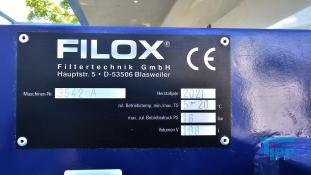 Filterpresse:
Eine Filterpresse setzt sich aus mehreren aneinander gereihten Elementen, den Filterplatten zusammen. Um diese Platten ist eine Membran gespannt, die nur Flssigkeiten durchlsst. Die Filterplatten werden unter hohem Druck zusammengepresst (bis 600 bar), whrend zwischen den Filterplatten von innen nach auen Schlamm mit 10-20 bar gepresst wird. Der Schlamm verdichtet sich immer mehr whrend das Wasser aus der Presse raus luft. Ab einer bestimmten Dichte muss der zum Filterkuchen verdichtete Schlamm entfernt werden, dazu wird der Druck langsam abgelassen und die Filterpresse geffnet. Wichtiges Anwendungsgebiet der Filterpresse ist die Abwasseraufbereitung.

Haupteinsatzgebiet der Filterpressen oder auch Kammerfilterpressen ist die Entwsserung von Klrschlmmen. Die der Presse entnommenen Filterkuchen werden wegen der meist vorliegenden Schadstoffbelastung auf Deponien oder in Mllverbrennungsanlagen entsorgt. Sie sind nur in Ausnahmefllen fr die Ausbringung als Dnger auf landwirtschaftlich genutzten Flchen geeignet.
Kammerfilterpresse:
Aus mehreren Kammern bestehende Filterpresse.
Membran:
Natrliche oder knstlich hergestellte flchige Gebilde, die fluide Phasen oder auch zwei Volumina einer Phase mit unterschiedlicher Zusammensetzung voneinander zu trennen imstande sind und deren Fhigkeit darin besteht, den Stoffaustausch zwischen ihnen zu ermglichen, werden als Membranen (lat. Membrana=Hutchen) bezeichnet. Man unterscheidet in Anhngigkeit von der Trenngrenze zwischen Mikrofiltration, Ultrafiltration, Nanofiltration und Umkehrosmose.
Membrankonfiguration, Membranfilter:
Membranen werden in flacher oder rohrartiger Form hergestellt. Rohrfrmige Membranen bis zu einem Innendurchmesser von 1 mm werden als Hohlfasermodul oder auch als Kapillarmodul bezeichnet. Bei greren Durchmessern spricht man von Rohrmodulen. Bei den flachartigen Membranen unterscheidet man zwischen Wickel- und Plattenmodulen. Plattenmodule sind aufgrund des offenen Kanals weniger anfllig gegenber Fouling als Wickelmodule. Wickelmodule ermglichen jedoch eine hhere Packungsdichte.
Quelle: www.wasser-wissen.de