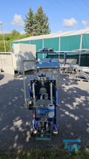 Filterpresse:
Eine Filterpresse setzt sich aus mehreren aneinander gereihten Elementen, den Filterplatten zusammen. Um diese Platten ist eine Membran gespannt, die nur Flssigkeiten durchlsst. Die Filterplatten werden unter hohem Druck zusammengepresst (bis 600 bar), whrend zwischen den Filterplatten von innen nach auen Schlamm mit 10-20 bar gepresst wird. Der Schlamm verdichtet sich immer mehr whrend das Wasser aus der Presse raus luft. Ab einer bestimmten Dichte muss der zum Filterkuchen verdichtete Schlamm entfernt werden, dazu wird der Druck langsam abgelassen und die Filterpresse geffnet. Wichtiges Anwendungsgebiet der Filterpresse ist die Abwasseraufbereitung.

Haupteinsatzgebiet der Filterpressen oder auch Kammerfilterpressen ist die Entwsserung von Klrschlmmen. Die der Presse entnommenen Filterkuchen werden wegen der meist vorliegenden Schadstoffbelastung auf Deponien oder in Mllverbrennungsanlagen entsorgt. Sie sind nur in Ausnahmefllen fr die Ausbringung als Dnger auf landwirtschaftlich genutzten Flchen geeignet.
Kammerfilterpresse:
Aus mehreren Kammern bestehende Filterpresse.
Membran:
Natrliche oder knstlich hergestellte flchige Gebilde, die fluide Phasen oder auch zwei Volumina einer Phase mit unterschiedlicher Zusammensetzung voneinander zu trennen imstande sind und deren Fhigkeit darin besteht, den Stoffaustausch zwischen ihnen zu ermglichen, werden als Membranen (lat. Membrana=Hutchen) bezeichnet. Man unterscheidet in Anhngigkeit von der Trenngrenze zwischen Mikrofiltration, Ultrafiltration, Nanofiltration und Umkehrosmose.
Membrankonfiguration, Membranfilter:
Membranen werden in flacher oder rohrartiger Form hergestellt. Rohrfrmige Membranen bis zu einem Innendurchmesser von 1 mm werden als Hohlfasermodul oder auch als Kapillarmodul bezeichnet. Bei greren Durchmessern spricht man von Rohrmodulen. Bei den flachartigen Membranen unterscheidet man zwischen Wickel- und Plattenmodulen. Plattenmodule sind aufgrund des offenen Kanals weniger anfllig gegenber Fouling als Wickelmodule. Wickelmodule ermglichen jedoch eine hhere Packungsdichte.
Quelle: www.wasser-wissen.de