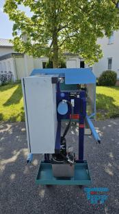 Filterpresse:
Eine Filterpresse setzt sich aus mehreren aneinander gereihten Elementen, den Filterplatten zusammen. Um diese Platten ist eine Membran gespannt, die nur Flssigkeiten durchlsst. Die Filterplatten werden unter hohem Druck zusammengepresst (bis 600 bar), whrend zwischen den Filterplatten von innen nach auen Schlamm mit 10-20 bar gepresst wird. Der Schlamm verdichtet sich immer mehr whrend das Wasser aus der Presse raus luft. Ab einer bestimmten Dichte muss der zum Filterkuchen verdichtete Schlamm entfernt werden, dazu wird der Druck langsam abgelassen und die Filterpresse geffnet. Wichtiges Anwendungsgebiet der Filterpresse ist die Abwasseraufbereitung.

Haupteinsatzgebiet der Filterpressen oder auch Kammerfilterpressen ist die Entwsserung von Klrschlmmen. Die der Presse entnommenen Filterkuchen werden wegen der meist vorliegenden Schadstoffbelastung auf Deponien oder in Mllverbrennungsanlagen entsorgt. Sie sind nur in Ausnahmefllen fr die Ausbringung als Dnger auf landwirtschaftlich genutzten Flchen geeignet.
Kammerfilterpresse:
Aus mehreren Kammern bestehende Filterpresse.
Membran:
Natrliche oder knstlich hergestellte flchige Gebilde, die fluide Phasen oder auch zwei Volumina einer Phase mit unterschiedlicher Zusammensetzung voneinander zu trennen imstande sind und deren Fhigkeit darin besteht, den Stoffaustausch zwischen ihnen zu ermglichen, werden als Membranen (lat. Membrana=Hutchen) bezeichnet. Man unterscheidet in Anhngigkeit von der Trenngrenze zwischen Mikrofiltration, Ultrafiltration, Nanofiltration und Umkehrosmose.
Membrankonfiguration, Membranfilter:
Membranen werden in flacher oder rohrartiger Form hergestellt. Rohrfrmige Membranen bis zu einem Innendurchmesser von 1 mm werden als Hohlfasermodul oder auch als Kapillarmodul bezeichnet. Bei greren Durchmessern spricht man von Rohrmodulen. Bei den flachartigen Membranen unterscheidet man zwischen Wickel- und Plattenmodulen. Plattenmodule sind aufgrund des offenen Kanals weniger anfllig gegenber Fouling als Wickelmodule. Wickelmodule ermglichen jedoch eine hhere Packungsdichte.
Quelle: www.wasser-wissen.de