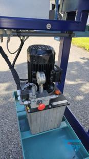 Filterpresse:
Eine Filterpresse setzt sich aus mehreren aneinander gereihten Elementen, den Filterplatten zusammen. Um diese Platten ist eine Membran gespannt, die nur Flssigkeiten durchlsst. Die Filterplatten werden unter hohem Druck zusammengepresst (bis 600 bar), whrend zwischen den Filterplatten von innen nach auen Schlamm mit 10-20 bar gepresst wird. Der Schlamm verdichtet sich immer mehr whrend das Wasser aus der Presse raus luft. Ab einer bestimmten Dichte muss der zum Filterkuchen verdichtete Schlamm entfernt werden, dazu wird der Druck langsam abgelassen und die Filterpresse geffnet. Wichtiges Anwendungsgebiet der Filterpresse ist die Abwasseraufbereitung.

Haupteinsatzgebiet der Filterpressen oder auch Kammerfilterpressen ist die Entwsserung von Klrschlmmen. Die der Presse entnommenen Filterkuchen werden wegen der meist vorliegenden Schadstoffbelastung auf Deponien oder in Mllverbrennungsanlagen entsorgt. Sie sind nur in Ausnahmefllen fr die Ausbringung als Dnger auf landwirtschaftlich genutzten Flchen geeignet.
Kammerfilterpresse:
Aus mehreren Kammern bestehende Filterpresse.
Membran:
Natrliche oder knstlich hergestellte flchige Gebilde, die fluide Phasen oder auch zwei Volumina einer Phase mit unterschiedlicher Zusammensetzung voneinander zu trennen imstande sind und deren Fhigkeit darin besteht, den Stoffaustausch zwischen ihnen zu ermglichen, werden als Membranen (lat. Membrana=Hutchen) bezeichnet. Man unterscheidet in Anhngigkeit von der Trenngrenze zwischen Mikrofiltration, Ultrafiltration, Nanofiltration und Umkehrosmose.
Membrankonfiguration, Membranfilter:
Membranen werden in flacher oder rohrartiger Form hergestellt. Rohrfrmige Membranen bis zu einem Innendurchmesser von 1 mm werden als Hohlfasermodul oder auch als Kapillarmodul bezeichnet. Bei greren Durchmessern spricht man von Rohrmodulen. Bei den flachartigen Membranen unterscheidet man zwischen Wickel- und Plattenmodulen. Plattenmodule sind aufgrund des offenen Kanals weniger anfllig gegenber Fouling als Wickelmodule. Wickelmodule ermglichen jedoch eine hhere Packungsdichte.
Quelle: www.wasser-wissen.de