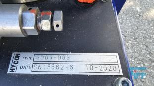 Filterpresse:
Eine Filterpresse setzt sich aus mehreren aneinander gereihten Elementen, den Filterplatten zusammen. Um diese Platten ist eine Membran gespannt, die nur Flssigkeiten durchlsst. Die Filterplatten werden unter hohem Druck zusammengepresst (bis 600 bar), whrend zwischen den Filterplatten von innen nach auen Schlamm mit 10-20 bar gepresst wird. Der Schlamm verdichtet sich immer mehr whrend das Wasser aus der Presse raus luft. Ab einer bestimmten Dichte muss der zum Filterkuchen verdichtete Schlamm entfernt werden, dazu wird der Druck langsam abgelassen und die Filterpresse geffnet. Wichtiges Anwendungsgebiet der Filterpresse ist die Abwasseraufbereitung.

Haupteinsatzgebiet der Filterpressen oder auch Kammerfilterpressen ist die Entwsserung von Klrschlmmen. Die der Presse entnommenen Filterkuchen werden wegen der meist vorliegenden Schadstoffbelastung auf Deponien oder in Mllverbrennungsanlagen entsorgt. Sie sind nur in Ausnahmefllen fr die Ausbringung als Dnger auf landwirtschaftlich genutzten Flchen geeignet.
Kammerfilterpresse:
Aus mehreren Kammern bestehende Filterpresse.
Membran:
Natrliche oder knstlich hergestellte flchige Gebilde, die fluide Phasen oder auch zwei Volumina einer Phase mit unterschiedlicher Zusammensetzung voneinander zu trennen imstande sind und deren Fhigkeit darin besteht, den Stoffaustausch zwischen ihnen zu ermglichen, werden als Membranen (lat. Membrana=Hutchen) bezeichnet. Man unterscheidet in Anhngigkeit von der Trenngrenze zwischen Mikrofiltration, Ultrafiltration, Nanofiltration und Umkehrosmose.
Membrankonfiguration, Membranfilter:
Membranen werden in flacher oder rohrartiger Form hergestellt. Rohrfrmige Membranen bis zu einem Innendurchmesser von 1 mm werden als Hohlfasermodul oder auch als Kapillarmodul bezeichnet. Bei greren Durchmessern spricht man von Rohrmodulen. Bei den flachartigen Membranen unterscheidet man zwischen Wickel- und Plattenmodulen. Plattenmodule sind aufgrund des offenen Kanals weniger anfllig gegenber Fouling als Wickelmodule. Wickelmodule ermglichen jedoch eine hhere Packungsdichte.
Quelle: www.wasser-wissen.de