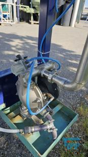 Filterpresse:
Eine Filterpresse setzt sich aus mehreren aneinander gereihten Elementen, den Filterplatten zusammen. Um diese Platten ist eine Membran gespannt, die nur Flssigkeiten durchlsst. Die Filterplatten werden unter hohem Druck zusammengepresst (bis 600 bar), whrend zwischen den Filterplatten von innen nach auen Schlamm mit 10-20 bar gepresst wird. Der Schlamm verdichtet sich immer mehr whrend das Wasser aus der Presse raus luft. Ab einer bestimmten Dichte muss der zum Filterkuchen verdichtete Schlamm entfernt werden, dazu wird der Druck langsam abgelassen und die Filterpresse geffnet. Wichtiges Anwendungsgebiet der Filterpresse ist die Abwasseraufbereitung.

Haupteinsatzgebiet der Filterpressen oder auch Kammerfilterpressen ist die Entwsserung von Klrschlmmen. Die der Presse entnommenen Filterkuchen werden wegen der meist vorliegenden Schadstoffbelastung auf Deponien oder in Mllverbrennungsanlagen entsorgt. Sie sind nur in Ausnahmefllen fr die Ausbringung als Dnger auf landwirtschaftlich genutzten Flchen geeignet.
Kammerfilterpresse:
Aus mehreren Kammern bestehende Filterpresse.
Membran:
Natrliche oder knstlich hergestellte flchige Gebilde, die fluide Phasen oder auch zwei Volumina einer Phase mit unterschiedlicher Zusammensetzung voneinander zu trennen imstande sind und deren Fhigkeit darin besteht, den Stoffaustausch zwischen ihnen zu ermglichen, werden als Membranen (lat. Membrana=Hutchen) bezeichnet. Man unterscheidet in Anhngigkeit von der Trenngrenze zwischen Mikrofiltration, Ultrafiltration, Nanofiltration und Umkehrosmose.
Membrankonfiguration, Membranfilter:
Membranen werden in flacher oder rohrartiger Form hergestellt. Rohrfrmige Membranen bis zu einem Innendurchmesser von 1 mm werden als Hohlfasermodul oder auch als Kapillarmodul bezeichnet. Bei greren Durchmessern spricht man von Rohrmodulen. Bei den flachartigen Membranen unterscheidet man zwischen Wickel- und Plattenmodulen. Plattenmodule sind aufgrund des offenen Kanals weniger anfllig gegenber Fouling als Wickelmodule. Wickelmodule ermglichen jedoch eine hhere Packungsdichte.
Quelle: www.wasser-wissen.de