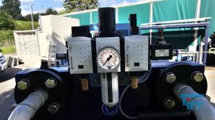 Filterpresse:
Eine Filterpresse setzt sich aus mehreren aneinander gereihten Elementen, den Filterplatten zusammen. Um diese Platten ist eine Membran gespannt, die nur Flssigkeiten durchlsst. Die Filterplatten werden unter hohem Druck zusammengepresst (bis 600 bar), whrend zwischen den Filterplatten von innen nach auen Schlamm mit 10-20 bar gepresst wird. Der Schlamm verdichtet sich immer mehr whrend das Wasser aus der Presse raus luft. Ab einer bestimmten Dichte muss der zum Filterkuchen verdichtete Schlamm entfernt werden, dazu wird der Druck langsam abgelassen und die Filterpresse geffnet. Wichtiges Anwendungsgebiet der Filterpresse ist die Abwasseraufbereitung.

Haupteinsatzgebiet der Filterpressen oder auch Kammerfilterpressen ist die Entwsserung von Klrschlmmen. Die der Presse entnommenen Filterkuchen werden wegen der meist vorliegenden Schadstoffbelastung auf Deponien oder in Mllverbrennungsanlagen entsorgt. Sie sind nur in Ausnahmefllen fr die Ausbringung als Dnger auf landwirtschaftlich genutzten Flchen geeignet.
Kammerfilterpresse:
Aus mehreren Kammern bestehende Filterpresse.
Membran:
Natrliche oder knstlich hergestellte flchige Gebilde, die fluide Phasen oder auch zwei Volumina einer Phase mit unterschiedlicher Zusammensetzung voneinander zu trennen imstande sind und deren Fhigkeit darin besteht, den Stoffaustausch zwischen ihnen zu ermglichen, werden als Membranen (lat. Membrana=Hutchen) bezeichnet. Man unterscheidet in Anhngigkeit von der Trenngrenze zwischen Mikrofiltration, Ultrafiltration, Nanofiltration und Umkehrosmose.
Membrankonfiguration, Membranfilter:
Membranen werden in flacher oder rohrartiger Form hergestellt. Rohrfrmige Membranen bis zu einem Innendurchmesser von 1 mm werden als Hohlfasermodul oder auch als Kapillarmodul bezeichnet. Bei greren Durchmessern spricht man von Rohrmodulen. Bei den flachartigen Membranen unterscheidet man zwischen Wickel- und Plattenmodulen. Plattenmodule sind aufgrund des offenen Kanals weniger anfllig gegenber Fouling als Wickelmodule. Wickelmodule ermglichen jedoch eine hhere Packungsdichte.
Quelle: www.wasser-wissen.de