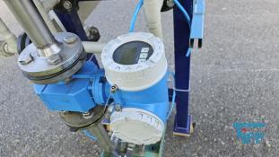 Filterpresse:
Eine Filterpresse setzt sich aus mehreren aneinander gereihten Elementen, den Filterplatten zusammen. Um diese Platten ist eine Membran gespannt, die nur Flssigkeiten durchlsst. Die Filterplatten werden unter hohem Druck zusammengepresst (bis 600 bar), whrend zwischen den Filterplatten von innen nach auen Schlamm mit 10-20 bar gepresst wird. Der Schlamm verdichtet sich immer mehr whrend das Wasser aus der Presse raus luft. Ab einer bestimmten Dichte muss der zum Filterkuchen verdichtete Schlamm entfernt werden, dazu wird der Druck langsam abgelassen und die Filterpresse geffnet. Wichtiges Anwendungsgebiet der Filterpresse ist die Abwasseraufbereitung.

Haupteinsatzgebiet der Filterpressen oder auch Kammerfilterpressen ist die Entwsserung von Klrschlmmen. Die der Presse entnommenen Filterkuchen werden wegen der meist vorliegenden Schadstoffbelastung auf Deponien oder in Mllverbrennungsanlagen entsorgt. Sie sind nur in Ausnahmefllen fr die Ausbringung als Dnger auf landwirtschaftlich genutzten Flchen geeignet.
Kammerfilterpresse:
Aus mehreren Kammern bestehende Filterpresse.
Membran:
Natrliche oder knstlich hergestellte flchige Gebilde, die fluide Phasen oder auch zwei Volumina einer Phase mit unterschiedlicher Zusammensetzung voneinander zu trennen imstande sind und deren Fhigkeit darin besteht, den Stoffaustausch zwischen ihnen zu ermglichen, werden als Membranen (lat. Membrana=Hutchen) bezeichnet. Man unterscheidet in Anhngigkeit von der Trenngrenze zwischen Mikrofiltration, Ultrafiltration, Nanofiltration und Umkehrosmose.
Membrankonfiguration, Membranfilter:
Membranen werden in flacher oder rohrartiger Form hergestellt. Rohrfrmige Membranen bis zu einem Innendurchmesser von 1 mm werden als Hohlfasermodul oder auch als Kapillarmodul bezeichnet. Bei greren Durchmessern spricht man von Rohrmodulen. Bei den flachartigen Membranen unterscheidet man zwischen Wickel- und Plattenmodulen. Plattenmodule sind aufgrund des offenen Kanals weniger anfllig gegenber Fouling als Wickelmodule. Wickelmodule ermglichen jedoch eine hhere Packungsdichte.
Quelle: www.wasser-wissen.de