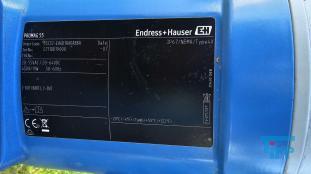 Filterpresse:
Eine Filterpresse setzt sich aus mehreren aneinander gereihten Elementen, den Filterplatten zusammen. Um diese Platten ist eine Membran gespannt, die nur Flssigkeiten durchlsst. Die Filterplatten werden unter hohem Druck zusammengepresst (bis 600 bar), whrend zwischen den Filterplatten von innen nach auen Schlamm mit 10-20 bar gepresst wird. Der Schlamm verdichtet sich immer mehr whrend das Wasser aus der Presse raus luft. Ab einer bestimmten Dichte muss der zum Filterkuchen verdichtete Schlamm entfernt werden, dazu wird der Druck langsam abgelassen und die Filterpresse geffnet. Wichtiges Anwendungsgebiet der Filterpresse ist die Abwasseraufbereitung.

Haupteinsatzgebiet der Filterpressen oder auch Kammerfilterpressen ist die Entwsserung von Klrschlmmen. Die der Presse entnommenen Filterkuchen werden wegen der meist vorliegenden Schadstoffbelastung auf Deponien oder in Mllverbrennungsanlagen entsorgt. Sie sind nur in Ausnahmefllen fr die Ausbringung als Dnger auf landwirtschaftlich genutzten Flchen geeignet.
Kammerfilterpresse:
Aus mehreren Kammern bestehende Filterpresse.
Membran:
Natrliche oder knstlich hergestellte flchige Gebilde, die fluide Phasen oder auch zwei Volumina einer Phase mit unterschiedlicher Zusammensetzung voneinander zu trennen imstande sind und deren Fhigkeit darin besteht, den Stoffaustausch zwischen ihnen zu ermglichen, werden als Membranen (lat. Membrana=Hutchen) bezeichnet. Man unterscheidet in Anhngigkeit von der Trenngrenze zwischen Mikrofiltration, Ultrafiltration, Nanofiltration und Umkehrosmose.
Membrankonfiguration, Membranfilter:
Membranen werden in flacher oder rohrartiger Form hergestellt. Rohrfrmige Membranen bis zu einem Innendurchmesser von 1 mm werden als Hohlfasermodul oder auch als Kapillarmodul bezeichnet. Bei greren Durchmessern spricht man von Rohrmodulen. Bei den flachartigen Membranen unterscheidet man zwischen Wickel- und Plattenmodulen. Plattenmodule sind aufgrund des offenen Kanals weniger anfllig gegenber Fouling als Wickelmodule. Wickelmodule ermglichen jedoch eine hhere Packungsdichte.
Quelle: www.wasser-wissen.de