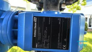Filterpresse:
Eine Filterpresse setzt sich aus mehreren aneinander gereihten Elementen, den Filterplatten zusammen. Um diese Platten ist eine Membran gespannt, die nur Flssigkeiten durchlsst. Die Filterplatten werden unter hohem Druck zusammengepresst (bis 600 bar), whrend zwischen den Filterplatten von innen nach auen Schlamm mit 10-20 bar gepresst wird. Der Schlamm verdichtet sich immer mehr whrend das Wasser aus der Presse raus luft. Ab einer bestimmten Dichte muss der zum Filterkuchen verdichtete Schlamm entfernt werden, dazu wird der Druck langsam abgelassen und die Filterpresse geffnet. Wichtiges Anwendungsgebiet der Filterpresse ist die Abwasseraufbereitung.

Haupteinsatzgebiet der Filterpressen oder auch Kammerfilterpressen ist die Entwsserung von Klrschlmmen. Die der Presse entnommenen Filterkuchen werden wegen der meist vorliegenden Schadstoffbelastung auf Deponien oder in Mllverbrennungsanlagen entsorgt. Sie sind nur in Ausnahmefllen fr die Ausbringung als Dnger auf landwirtschaftlich genutzten Flchen geeignet.
Kammerfilterpresse:
Aus mehreren Kammern bestehende Filterpresse.
Membran:
Natrliche oder knstlich hergestellte flchige Gebilde, die fluide Phasen oder auch zwei Volumina einer Phase mit unterschiedlicher Zusammensetzung voneinander zu trennen imstande sind und deren Fhigkeit darin besteht, den Stoffaustausch zwischen ihnen zu ermglichen, werden als Membranen (lat. Membrana=Hutchen) bezeichnet. Man unterscheidet in Anhngigkeit von der Trenngrenze zwischen Mikrofiltration, Ultrafiltration, Nanofiltration und Umkehrosmose.
Membrankonfiguration, Membranfilter:
Membranen werden in flacher oder rohrartiger Form hergestellt. Rohrfrmige Membranen bis zu einem Innendurchmesser von 1 mm werden als Hohlfasermodul oder auch als Kapillarmodul bezeichnet. Bei greren Durchmessern spricht man von Rohrmodulen. Bei den flachartigen Membranen unterscheidet man zwischen Wickel- und Plattenmodulen. Plattenmodule sind aufgrund des offenen Kanals weniger anfllig gegenber Fouling als Wickelmodule. Wickelmodule ermglichen jedoch eine hhere Packungsdichte.
Quelle: www.wasser-wissen.de