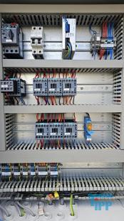 Filterpresse:
Eine Filterpresse setzt sich aus mehreren aneinander gereihten Elementen, den Filterplatten zusammen. Um diese Platten ist eine Membran gespannt, die nur Flssigkeiten durchlsst. Die Filterplatten werden unter hohem Druck zusammengepresst (bis 600 bar), whrend zwischen den Filterplatten von innen nach auen Schlamm mit 10-20 bar gepresst wird. Der Schlamm verdichtet sich immer mehr whrend das Wasser aus der Presse raus luft. Ab einer bestimmten Dichte muss der zum Filterkuchen verdichtete Schlamm entfernt werden, dazu wird der Druck langsam abgelassen und die Filterpresse geffnet. Wichtiges Anwendungsgebiet der Filterpresse ist die Abwasseraufbereitung.

Haupteinsatzgebiet der Filterpressen oder auch Kammerfilterpressen ist die Entwsserung von Klrschlmmen. Die der Presse entnommenen Filterkuchen werden wegen der meist vorliegenden Schadstoffbelastung auf Deponien oder in Mllverbrennungsanlagen entsorgt. Sie sind nur in Ausnahmefllen fr die Ausbringung als Dnger auf landwirtschaftlich genutzten Flchen geeignet.
Kammerfilterpresse:
Aus mehreren Kammern bestehende Filterpresse.
Membran:
Natrliche oder knstlich hergestellte flchige Gebilde, die fluide Phasen oder auch zwei Volumina einer Phase mit unterschiedlicher Zusammensetzung voneinander zu trennen imstande sind und deren Fhigkeit darin besteht, den Stoffaustausch zwischen ihnen zu ermglichen, werden als Membranen (lat. Membrana=Hutchen) bezeichnet. Man unterscheidet in Anhngigkeit von der Trenngrenze zwischen Mikrofiltration, Ultrafiltration, Nanofiltration und Umkehrosmose.
Membrankonfiguration, Membranfilter:
Membranen werden in flacher oder rohrartiger Form hergestellt. Rohrfrmige Membranen bis zu einem Innendurchmesser von 1 mm werden als Hohlfasermodul oder auch als Kapillarmodul bezeichnet. Bei greren Durchmessern spricht man von Rohrmodulen. Bei den flachartigen Membranen unterscheidet man zwischen Wickel- und Plattenmodulen. Plattenmodule sind aufgrund des offenen Kanals weniger anfllig gegenber Fouling als Wickelmodule. Wickelmodule ermglichen jedoch eine hhere Packungsdichte.
Quelle: www.wasser-wissen.de