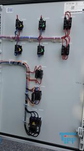 Filterpresse:
Eine Filterpresse setzt sich aus mehreren aneinander gereihten Elementen, den Filterplatten zusammen. Um diese Platten ist eine Membran gespannt, die nur Flssigkeiten durchlsst. Die Filterplatten werden unter hohem Druck zusammengepresst (bis 600 bar), whrend zwischen den Filterplatten von innen nach auen Schlamm mit 10-20 bar gepresst wird. Der Schlamm verdichtet sich immer mehr whrend das Wasser aus der Presse raus luft. Ab einer bestimmten Dichte muss der zum Filterkuchen verdichtete Schlamm entfernt werden, dazu wird der Druck langsam abgelassen und die Filterpresse geffnet. Wichtiges Anwendungsgebiet der Filterpresse ist die Abwasseraufbereitung.

Haupteinsatzgebiet der Filterpressen oder auch Kammerfilterpressen ist die Entwsserung von Klrschlmmen. Die der Presse entnommenen Filterkuchen werden wegen der meist vorliegenden Schadstoffbelastung auf Deponien oder in Mllverbrennungsanlagen entsorgt. Sie sind nur in Ausnahmefllen fr die Ausbringung als Dnger auf landwirtschaftlich genutzten Flchen geeignet.
Kammerfilterpresse:
Aus mehreren Kammern bestehende Filterpresse.
Membran:
Natrliche oder knstlich hergestellte flchige Gebilde, die fluide Phasen oder auch zwei Volumina einer Phase mit unterschiedlicher Zusammensetzung voneinander zu trennen imstande sind und deren Fhigkeit darin besteht, den Stoffaustausch zwischen ihnen zu ermglichen, werden als Membranen (lat. Membrana=Hutchen) bezeichnet. Man unterscheidet in Anhngigkeit von der Trenngrenze zwischen Mikrofiltration, Ultrafiltration, Nanofiltration und Umkehrosmose.
Membrankonfiguration, Membranfilter:
Membranen werden in flacher oder rohrartiger Form hergestellt. Rohrfrmige Membranen bis zu einem Innendurchmesser von 1 mm werden als Hohlfasermodul oder auch als Kapillarmodul bezeichnet. Bei greren Durchmessern spricht man von Rohrmodulen. Bei den flachartigen Membranen unterscheidet man zwischen Wickel- und Plattenmodulen. Plattenmodule sind aufgrund des offenen Kanals weniger anfllig gegenber Fouling als Wickelmodule. Wickelmodule ermglichen jedoch eine hhere Packungsdichte.
Quelle: www.wasser-wissen.de