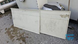 Filterpresse:
Eine Filterpresse setzt sich aus mehreren aneinander gereihten Elementen, den Filterplatten zusammen. Um diese Platten ist eine Membran gespannt, die nur Flssigkeiten durchlsst. Die Filterplatten werden unter hohem Druck zusammengepresst (bis 600 bar), whrend zwischen den Filterplatten von innen nach auen Schlamm mit 10-20 bar gepresst wird. Der Schlamm verdichtet sich immer mehr whrend das Wasser aus der Presse raus luft. Ab einer bestimmten Dichte muss der zum Filterkuchen verdichtete Schlamm entfernt werden, dazu wird der Druck langsam abgelassen und die Filterpresse geffnet. Wichtiges Anwendungsgebiet der Filterpresse ist die Abwasseraufbereitung.

Haupteinsatzgebiet der Filterpressen oder auch Kammerfilterpressen ist die Entwsserung von Klrschlmmen. Die der Presse entnommenen Filterkuchen werden wegen der meist vorliegenden Schadstoffbelastung auf Deponien oder in Mllverbrennungsanlagen entsorgt. Sie sind nur in Ausnahmefllen fr die Ausbringung als Dnger auf landwirtschaftlich genutzten Flchen geeignet.
Kammerfilterpresse:
Aus mehreren Kammern bestehende Filterpresse.
Membran:
Natrliche oder knstlich hergestellte flchige Gebilde, die fluide Phasen oder auch zwei Volumina einer Phase mit unterschiedlicher Zusammensetzung voneinander zu trennen imstande sind und deren Fhigkeit darin besteht, den Stoffaustausch zwischen ihnen zu ermglichen, werden als Membranen (lat. Membrana=Hutchen) bezeichnet. Man unterscheidet in Anhngigkeit von der Trenngrenze zwischen Mikrofiltration, Ultrafiltration, Nanofiltration und Umkehrosmose.
Membrankonfiguration, Membranfilter:
Membranen werden in flacher oder rohrartiger Form hergestellt. Rohrfrmige Membranen bis zu einem Innendurchmesser von 1 mm werden als Hohlfasermodul oder auch als Kapillarmodul bezeichnet. Bei greren Durchmessern spricht man von Rohrmodulen. Bei den flachartigen Membranen unterscheidet man zwischen Wickel- und Plattenmodulen. Plattenmodule sind aufgrund des offenen Kanals weniger anfllig gegenber Fouling als Wickelmodule. Wickelmodule ermglichen jedoch eine hhere Packungsdichte.
Quelle: www.wasser-wissen.de