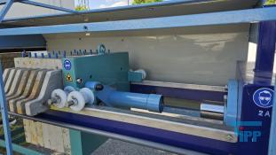 Filterpresse:
Eine Filterpresse setzt sich aus mehreren aneinander gereihten Elementen, den Filterplatten zusammen. Um diese Platten ist eine Membran gespannt, die nur Flssigkeiten durchlsst. Die Filterplatten werden unter hohem Druck zusammengepresst (bis 600 bar), whrend zwischen den Filterplatten von innen nach auen Schlamm mit 10-20 bar gepresst wird. Der Schlamm verdichtet sich immer mehr whrend das Wasser aus der Presse raus luft. Ab einer bestimmten Dichte muss der zum Filterkuchen verdichtete Schlamm entfernt werden, dazu wird der Druck langsam abgelassen und die Filterpresse geffnet. Wichtiges Anwendungsgebiet der Filterpresse ist die Abwasseraufbereitung.

Haupteinsatzgebiet der Filterpressen oder auch Kammerfilterpressen ist die Entwsserung von Klrschlmmen. Die der Presse entnommenen Filterkuchen werden wegen der meist vorliegenden Schadstoffbelastung auf Deponien oder in Mllverbrennungsanlagen entsorgt. Sie sind nur in Ausnahmefllen fr die Ausbringung als Dnger auf landwirtschaftlich genutzten Flchen geeignet.
Kammerfilterpresse:
Aus mehreren Kammern bestehende Filterpresse.
Membran:
Natrliche oder knstlich hergestellte flchige Gebilde, die fluide Phasen oder auch zwei Volumina einer Phase mit unterschiedlicher Zusammensetzung voneinander zu trennen imstande sind und deren Fhigkeit darin besteht, den Stoffaustausch zwischen ihnen zu ermglichen, werden als Membranen (lat. Membrana=Hutchen) bezeichnet. Man unterscheidet in Anhngigkeit von der Trenngrenze zwischen Mikrofiltration, Ultrafiltration, Nanofiltration und Umkehrosmose.
Membrankonfiguration, Membranfilter:
Membranen werden in flacher oder rohrartiger Form hergestellt. Rohrfrmige Membranen bis zu einem Innendurchmesser von 1 mm werden als Hohlfasermodul oder auch als Kapillarmodul bezeichnet. Bei greren Durchmessern spricht man von Rohrmodulen. Bei den flachartigen Membranen unterscheidet man zwischen Wickel- und Plattenmodulen. Plattenmodule sind aufgrund des offenen Kanals weniger anfllig gegenber Fouling als Wickelmodule. Wickelmodule ermglichen jedoch eine hhere Packungsdichte.
Quelle: www.wasser-wissen.de